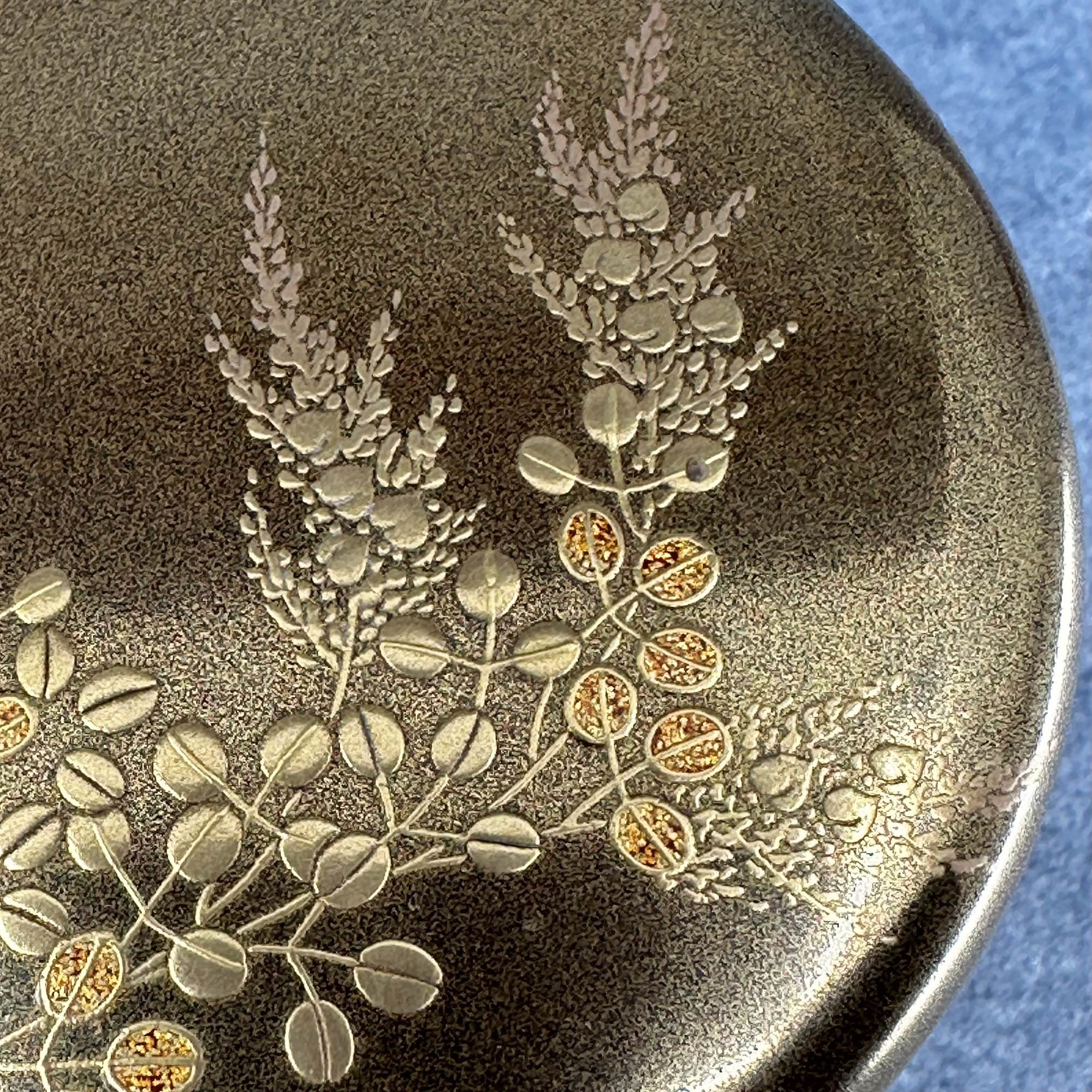 Natsume (Japanese tea caddy) in lacquer and gold, decorated with akikusa (autumn herbs) by Sakon Ogura