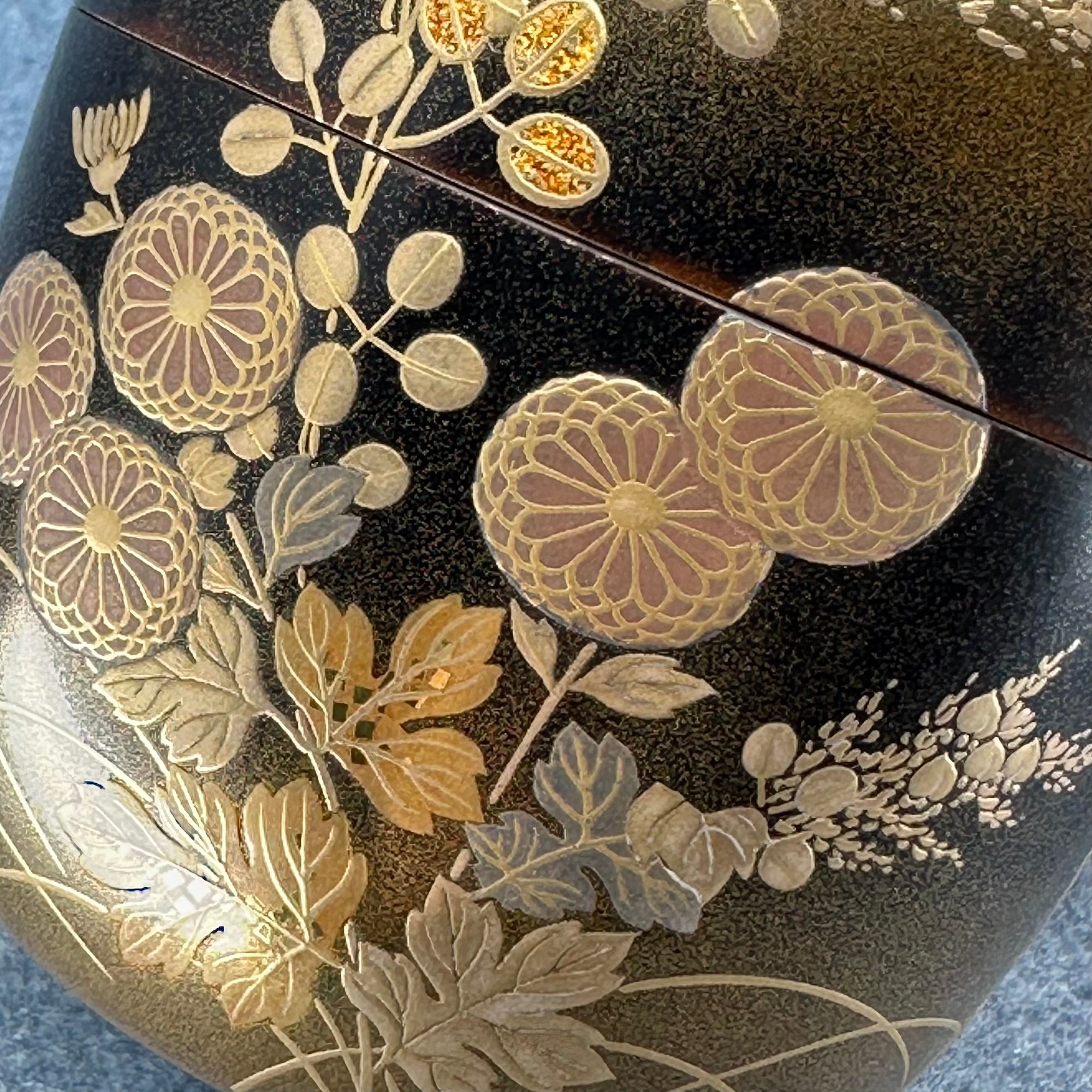 Natsume (Japanese tea caddy) in lacquer and gold, decorated with akikusa (autumn herbs) by Sakon Ogura
