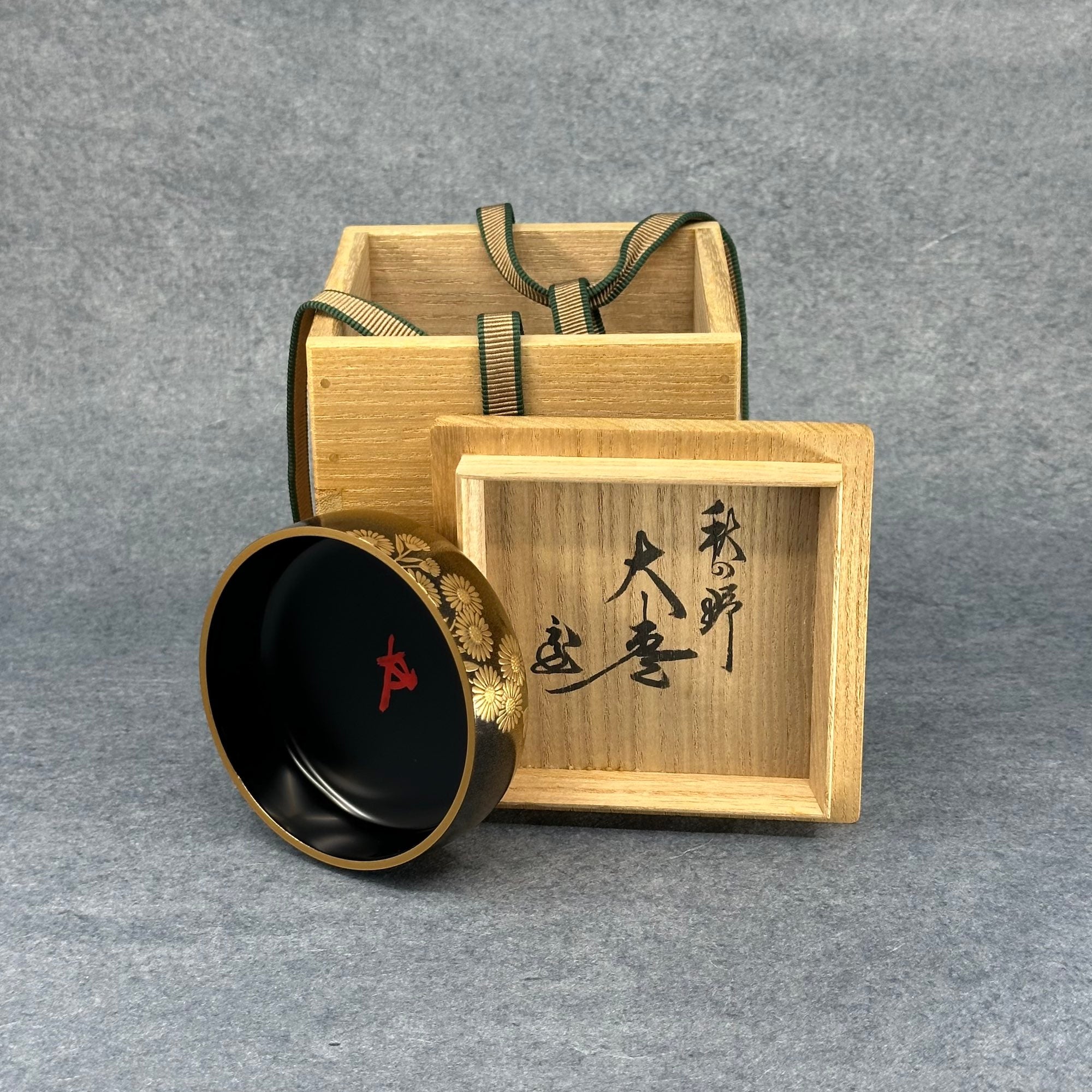 Natsume (Japanese tea caddy) in lacquer and gold, decorated with akikusa (autumn herbs) by Sakon Ogura