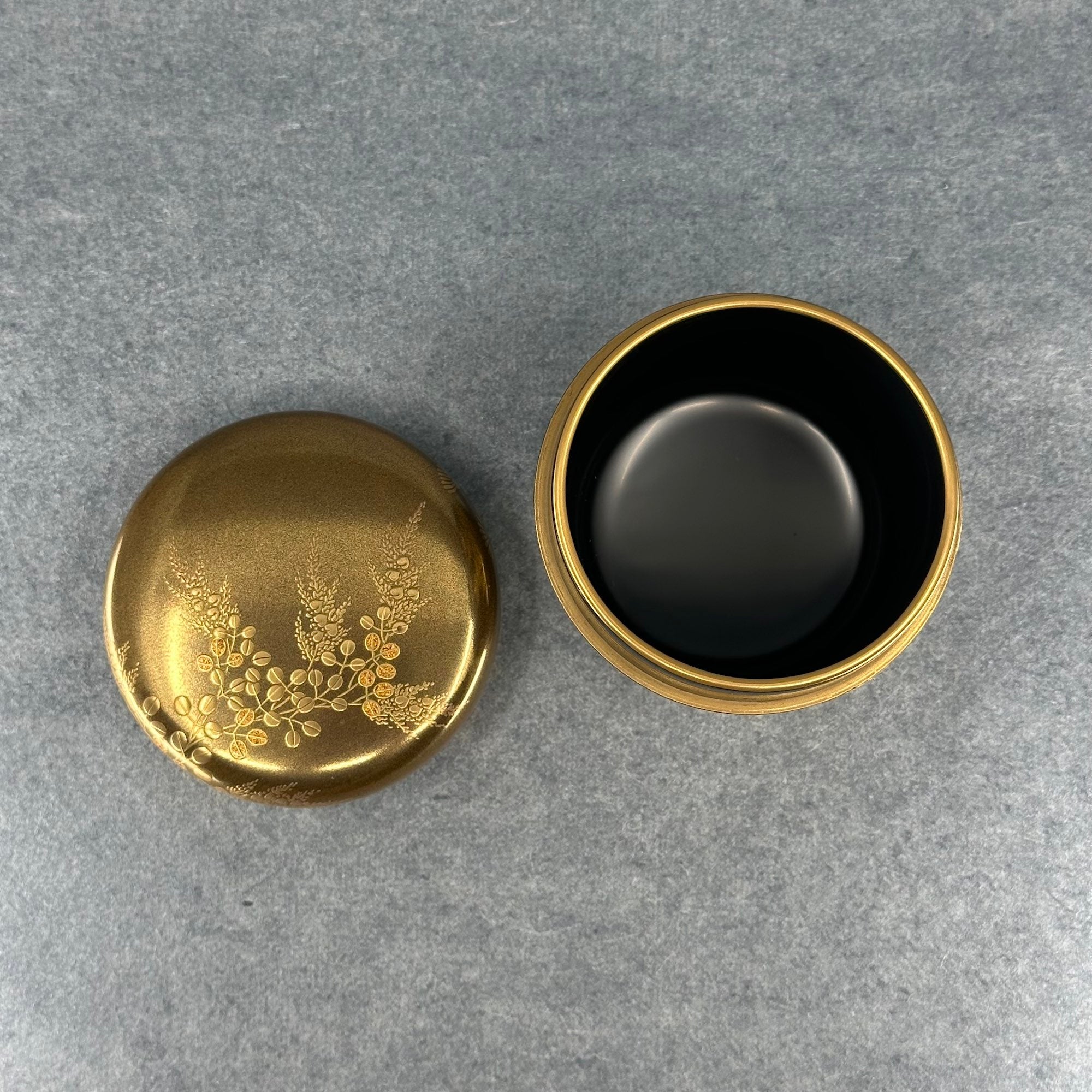 Natsume (Japanese tea caddy) in lacquer and gold, decorated with akikusa (autumn herbs) by Sakon Ogura
