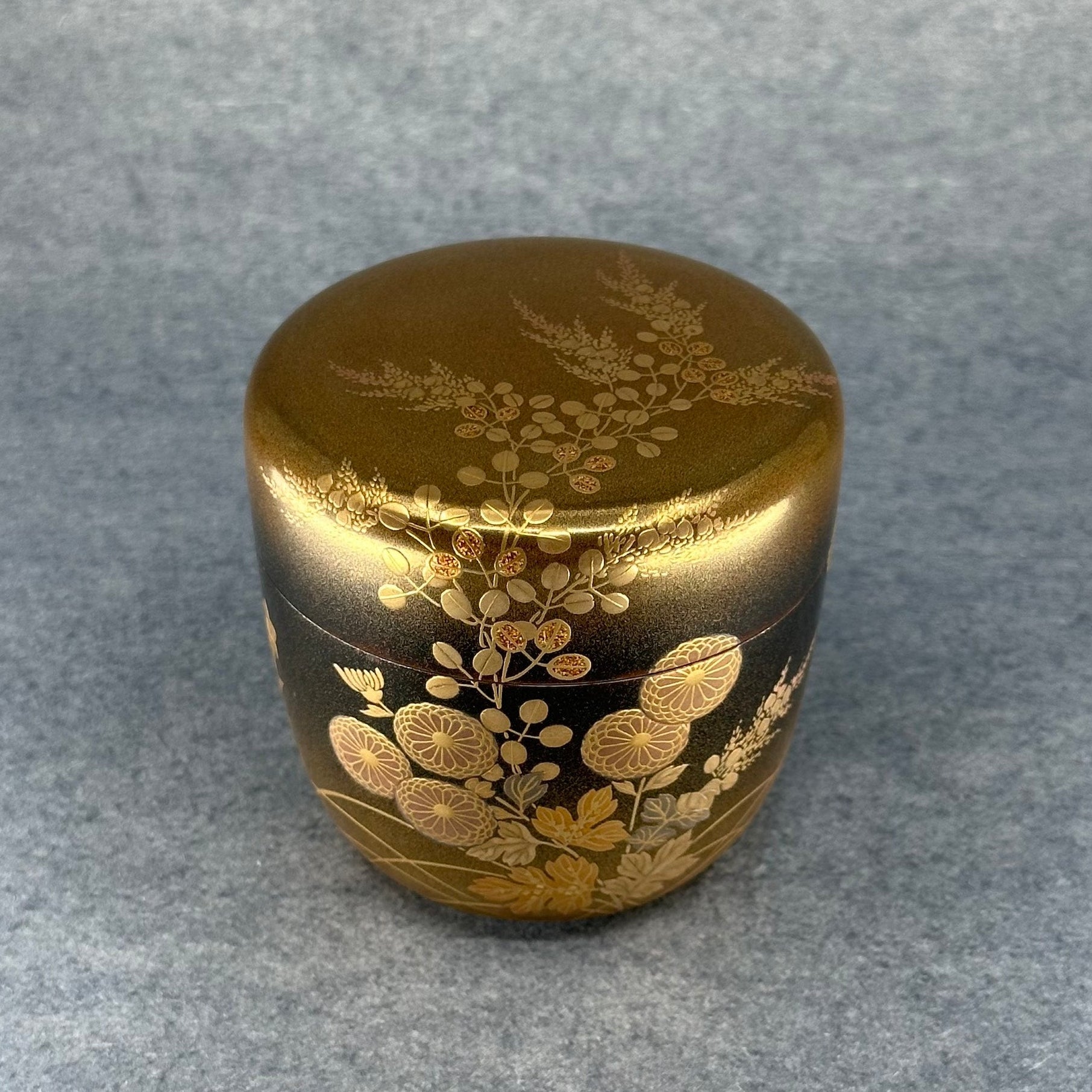 Natsume (Japanese tea caddy) in lacquer and gold, decorated with akikusa (autumn herbs) by Sakon Ogura