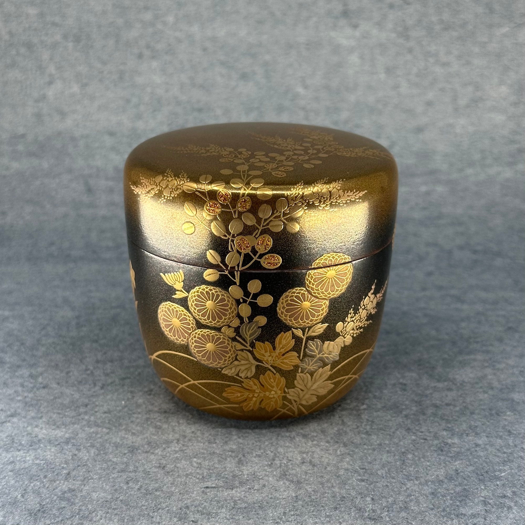 Natsume (Japanese tea caddy) in lacquer and gold, decorated with akikusa (autumn herbs) by Sakon Ogura