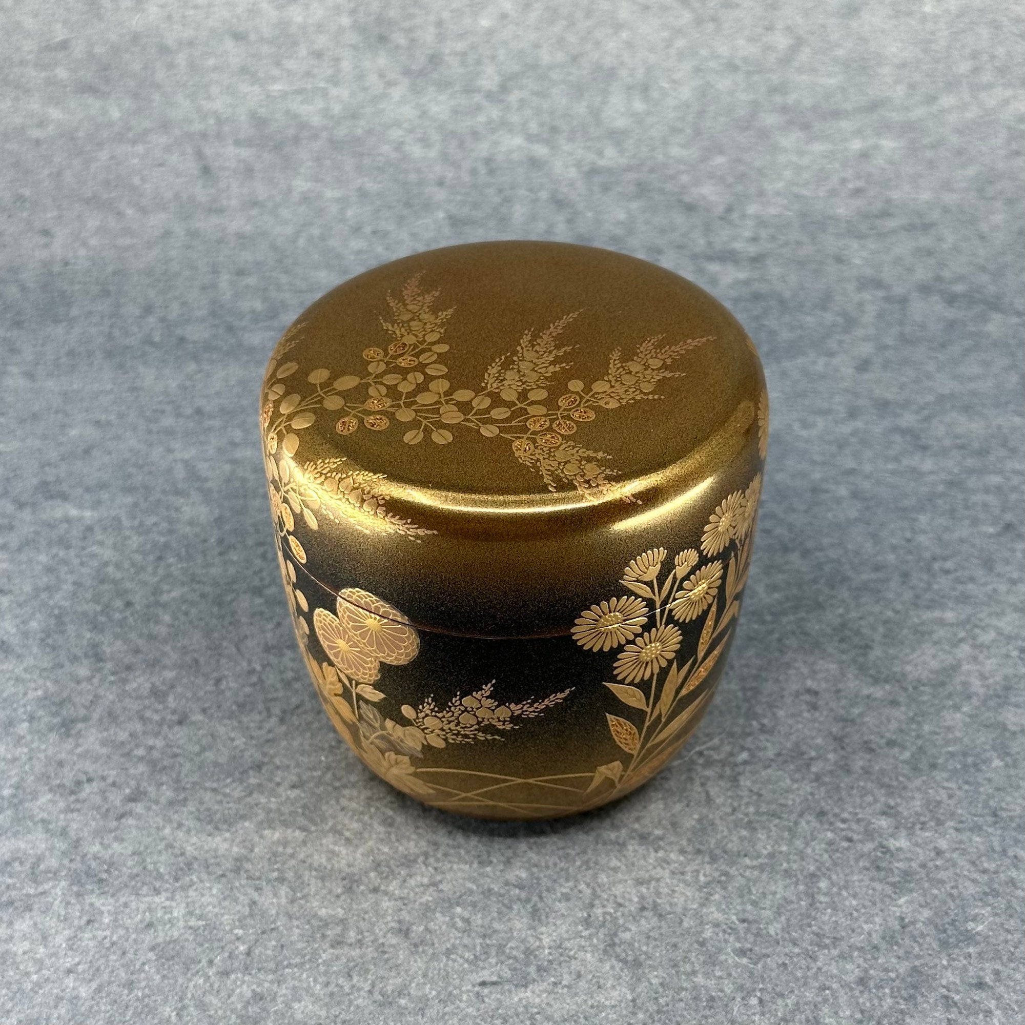 Natsume (Japanese tea caddy) in lacquer and gold, decorated with akikusa (autumn herbs) by Sakon Ogura
