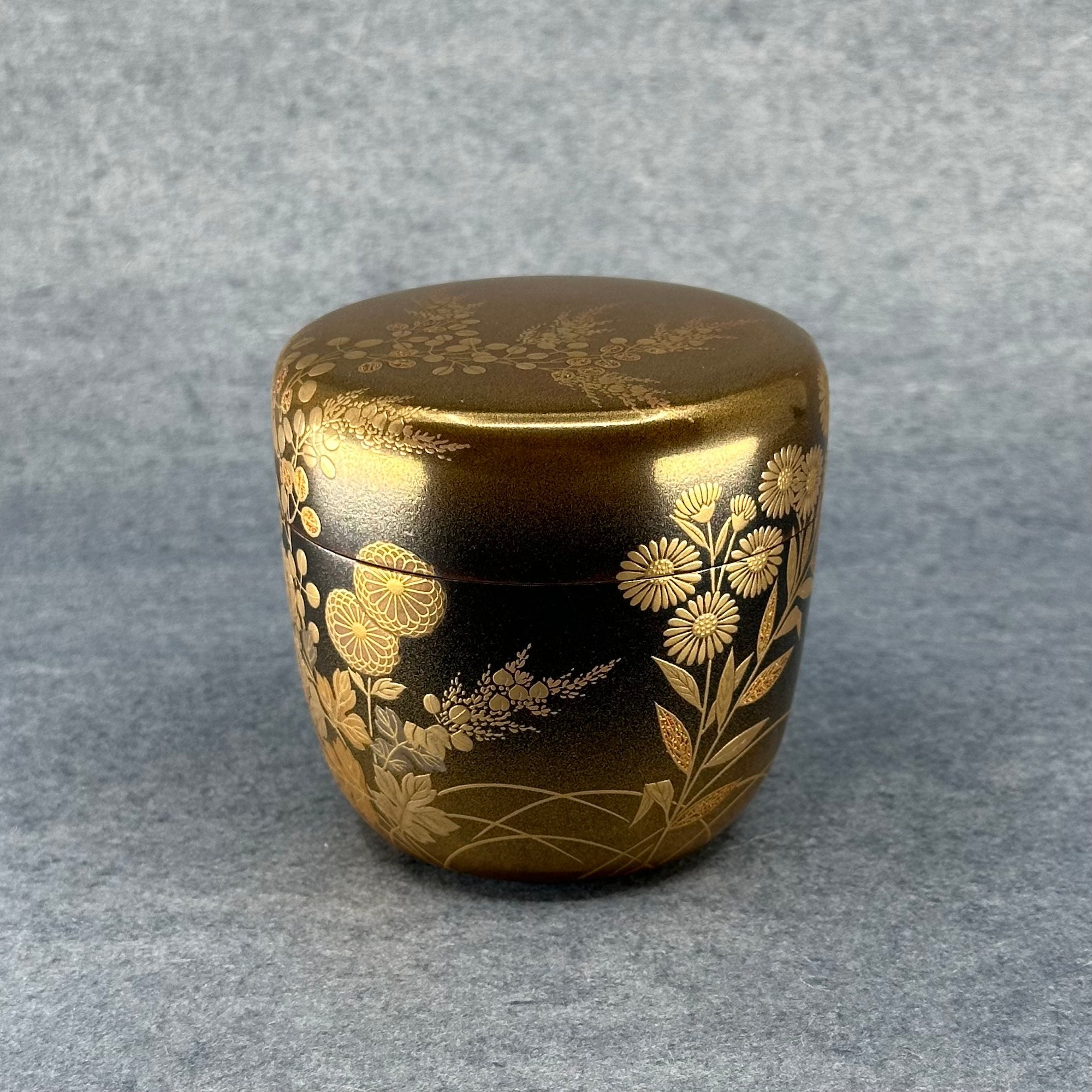 Natsume (Japanese tea caddy) in lacquer and gold, decorated with akikusa (autumn herbs) by Sakon Ogura