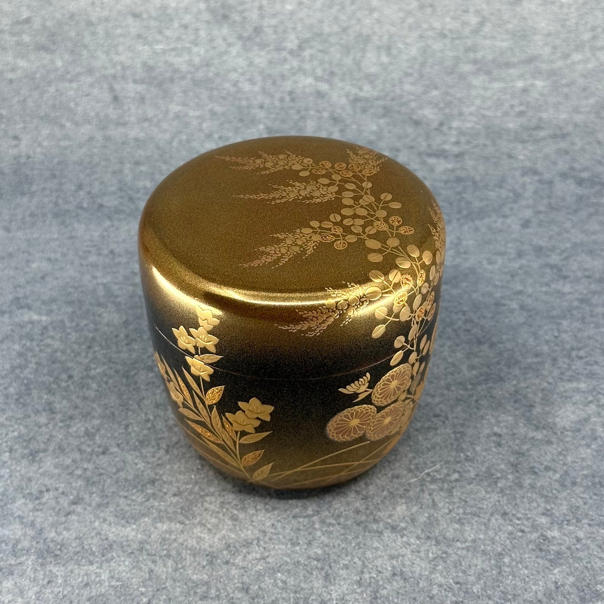 Natsume (Japanese tea caddy) in lacquer and gold, decorated with akikusa (autumn herbs) by Sakon Ogura