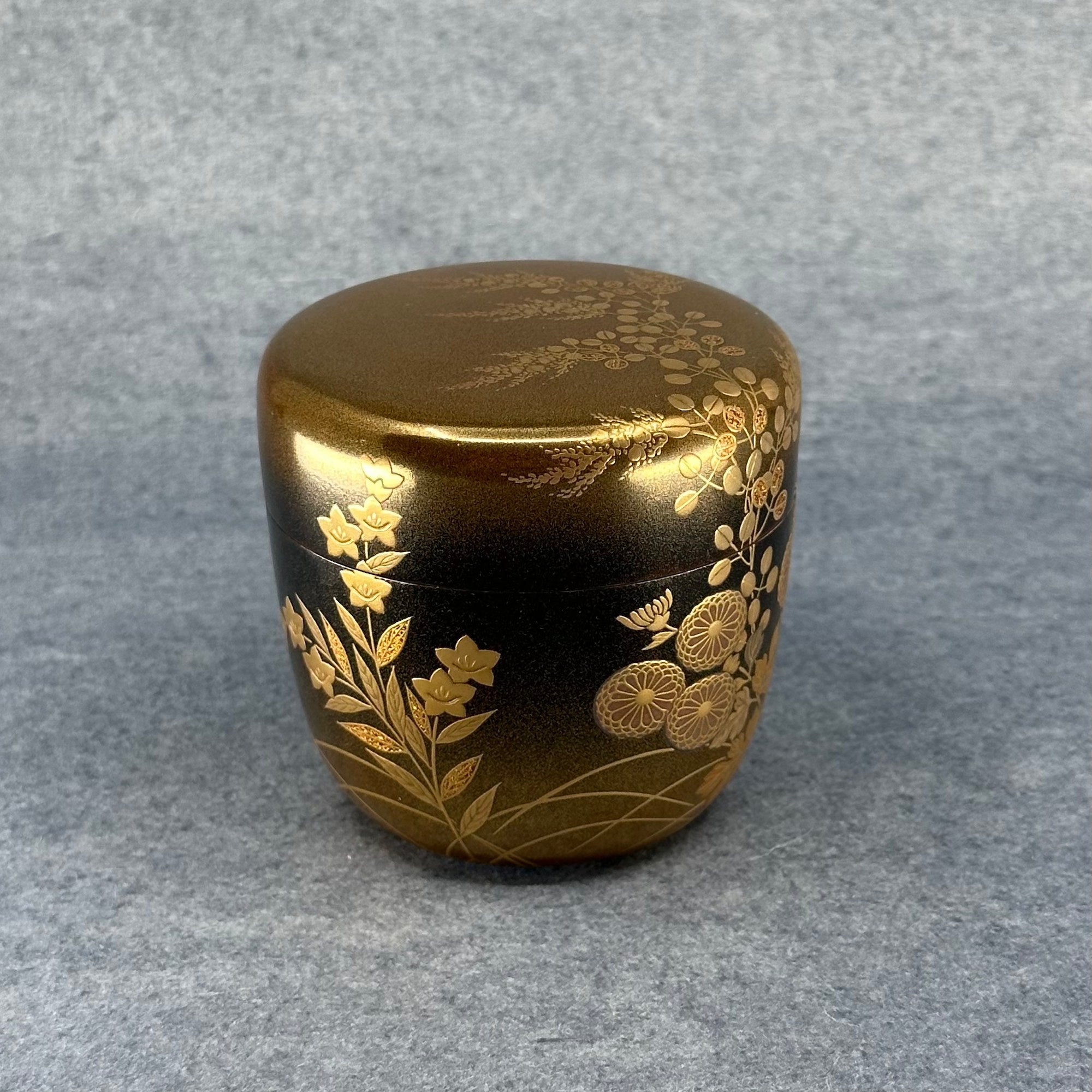 Natsume (Japanese tea caddy) in lacquer and gold, decorated with akikusa (autumn herbs) by Sakon Ogura