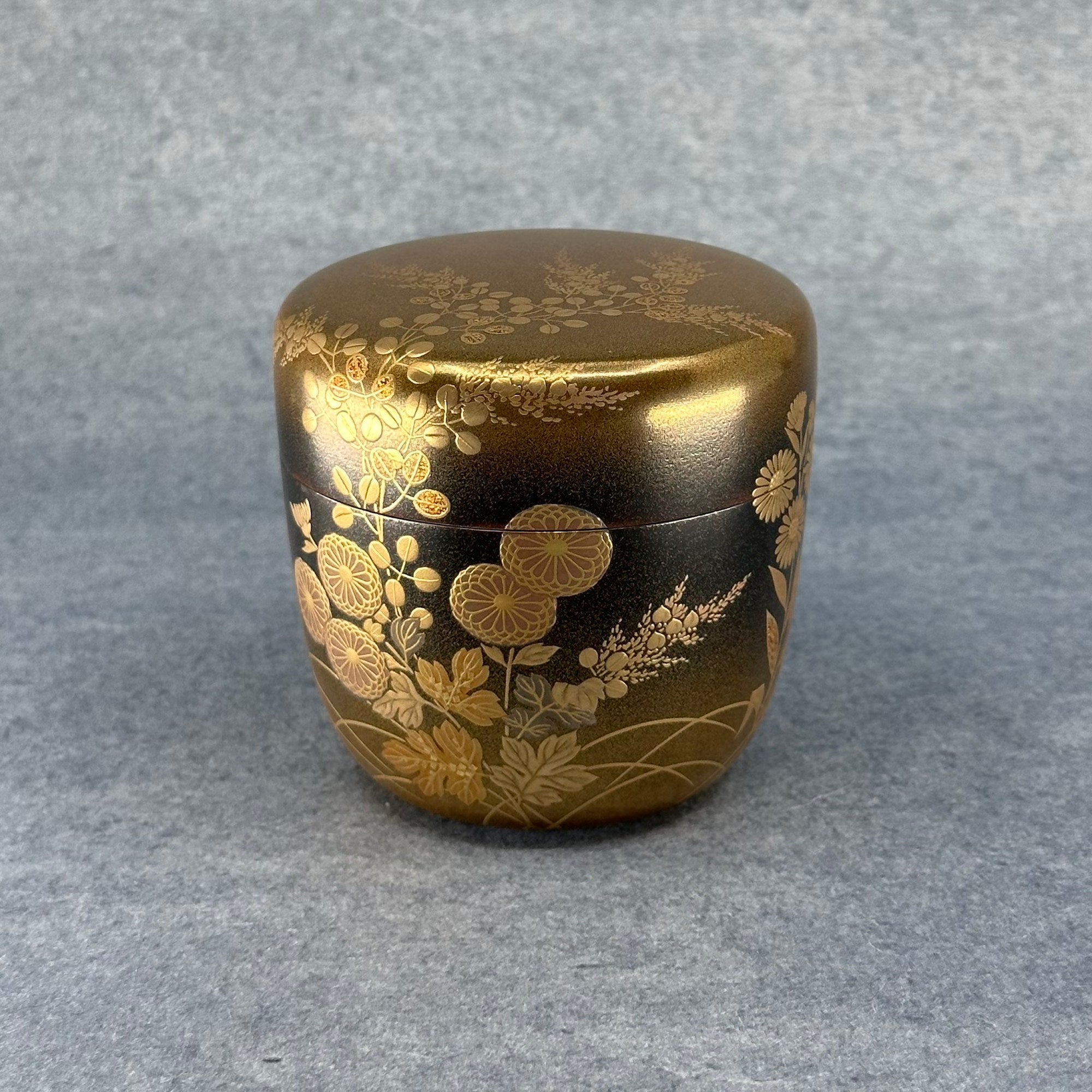 Natsume (Japanese tea caddy) in lacquer and gold, decorated with akikusa (autumn herbs) by Sakon Ogura