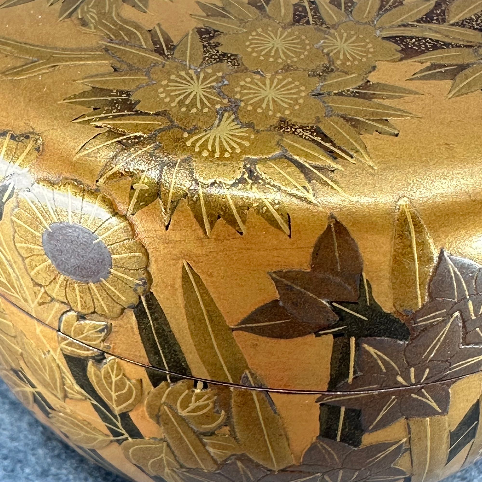 Natsume (Japanese tea caddy) in lacquer and gold, decorated with shikika (flowers of the four seasons) by Shuzan