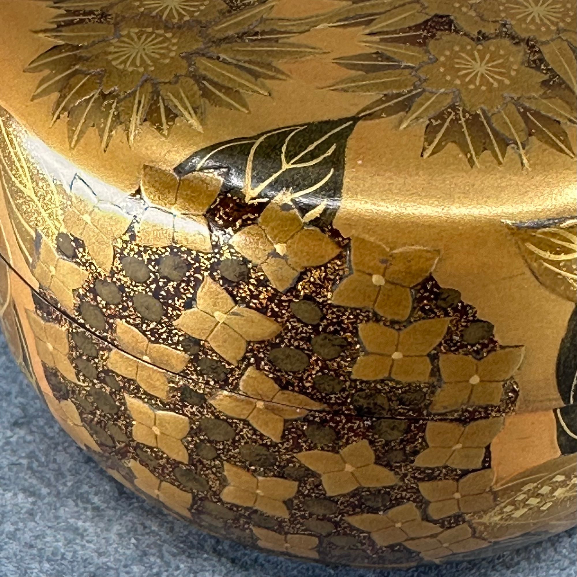 Natsume (Japanese tea caddy) in lacquer and gold, decorated with shikika (flowers of the four seasons) by Shuzan