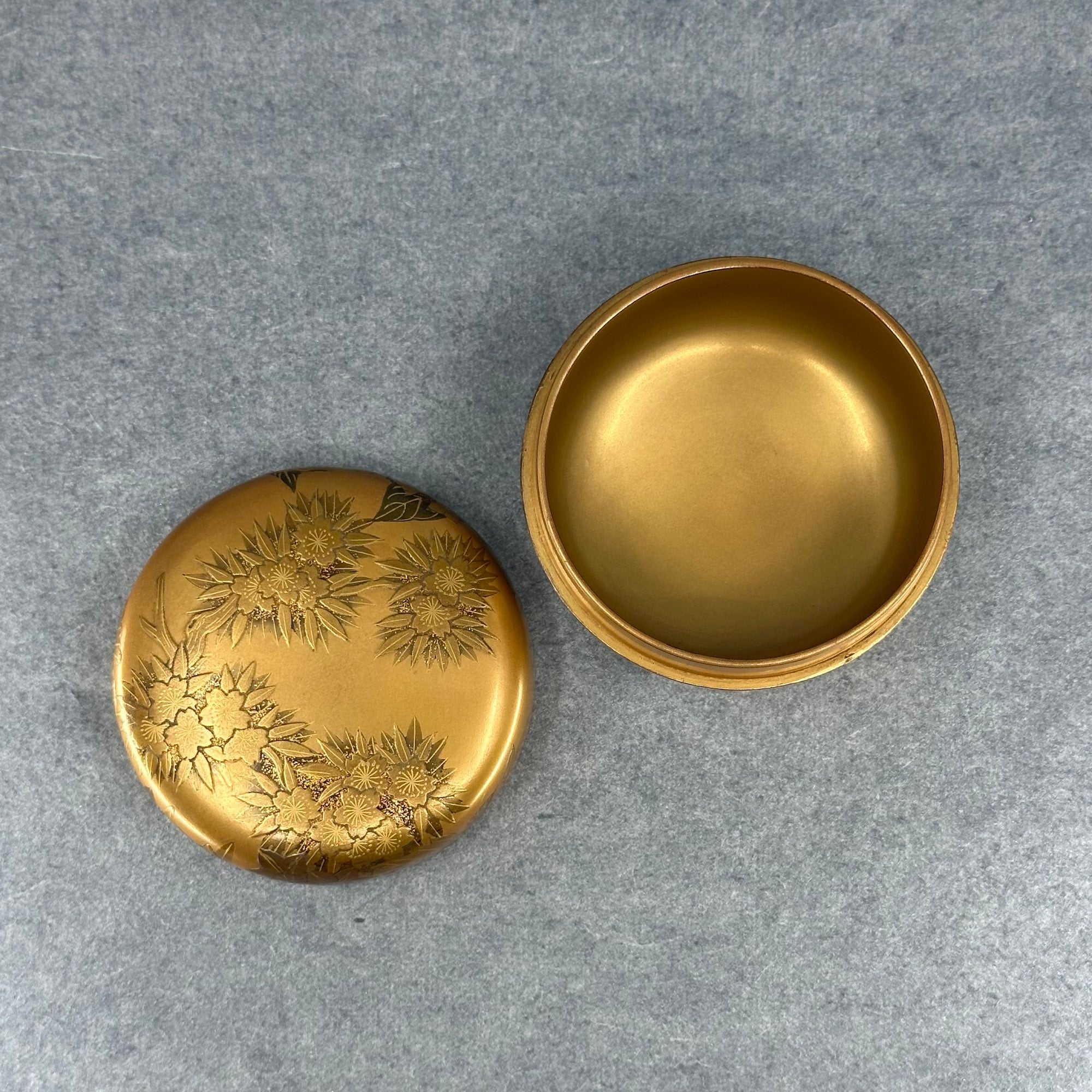 Natsume (Japanese tea caddy) in lacquer and gold, decorated with shikika (flowers of the four seasons) by Shuzan