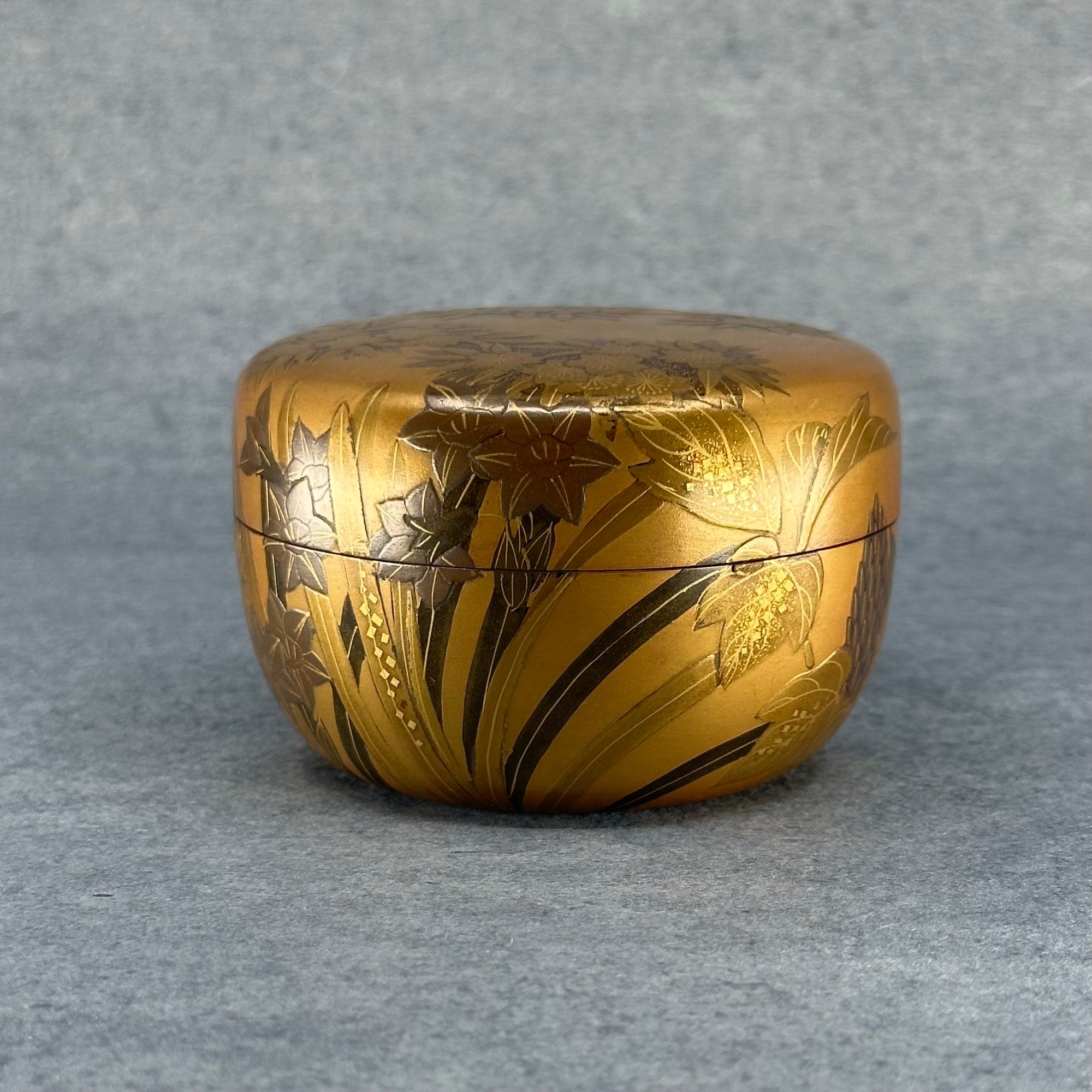 Natsume (Japanese tea caddy) in lacquer and gold, decorated with shikika (flowers of the four seasons) by Shuzan