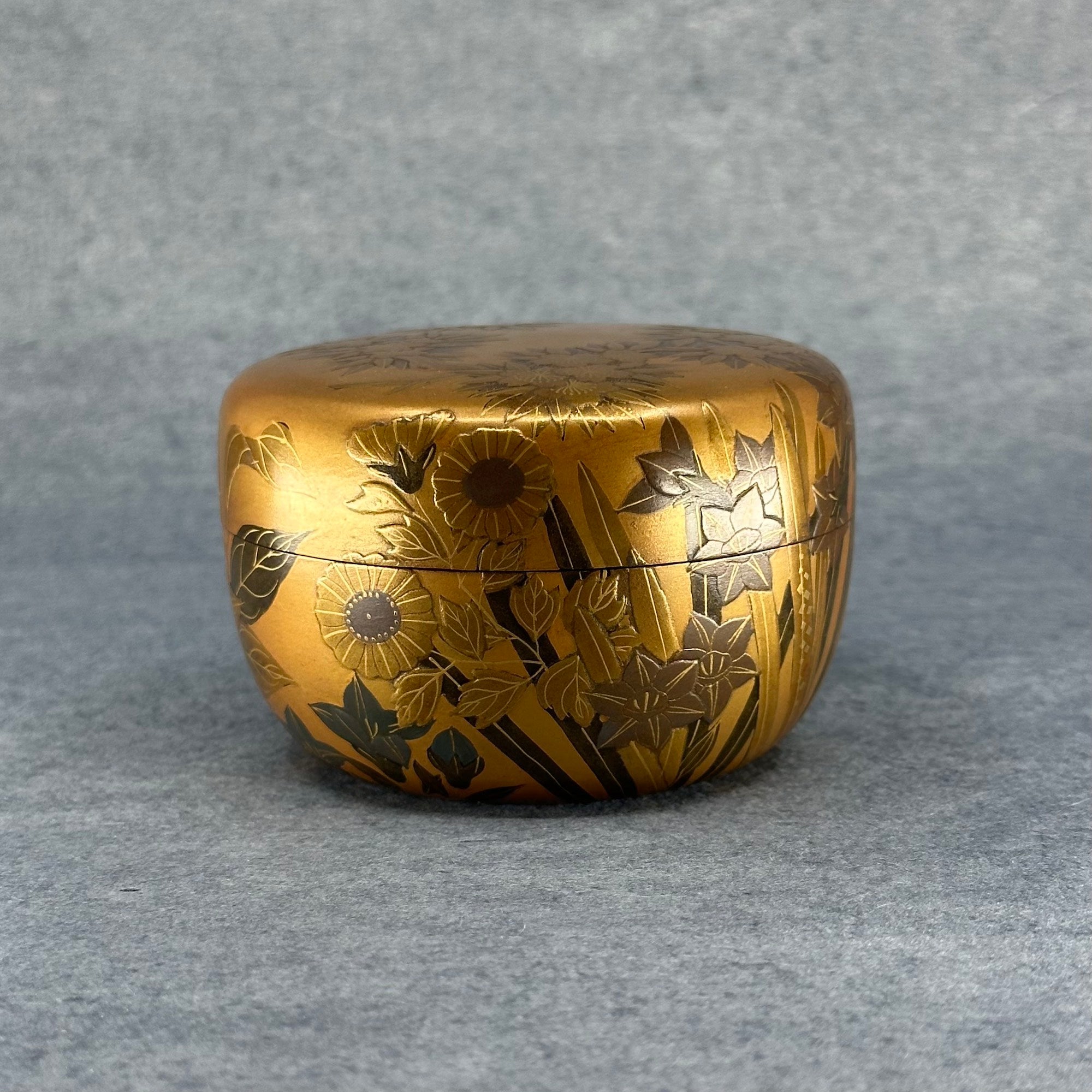 Natsume (Japanese tea caddy) in lacquer and gold, decorated with shikika (flowers of the four seasons) by Shuzan