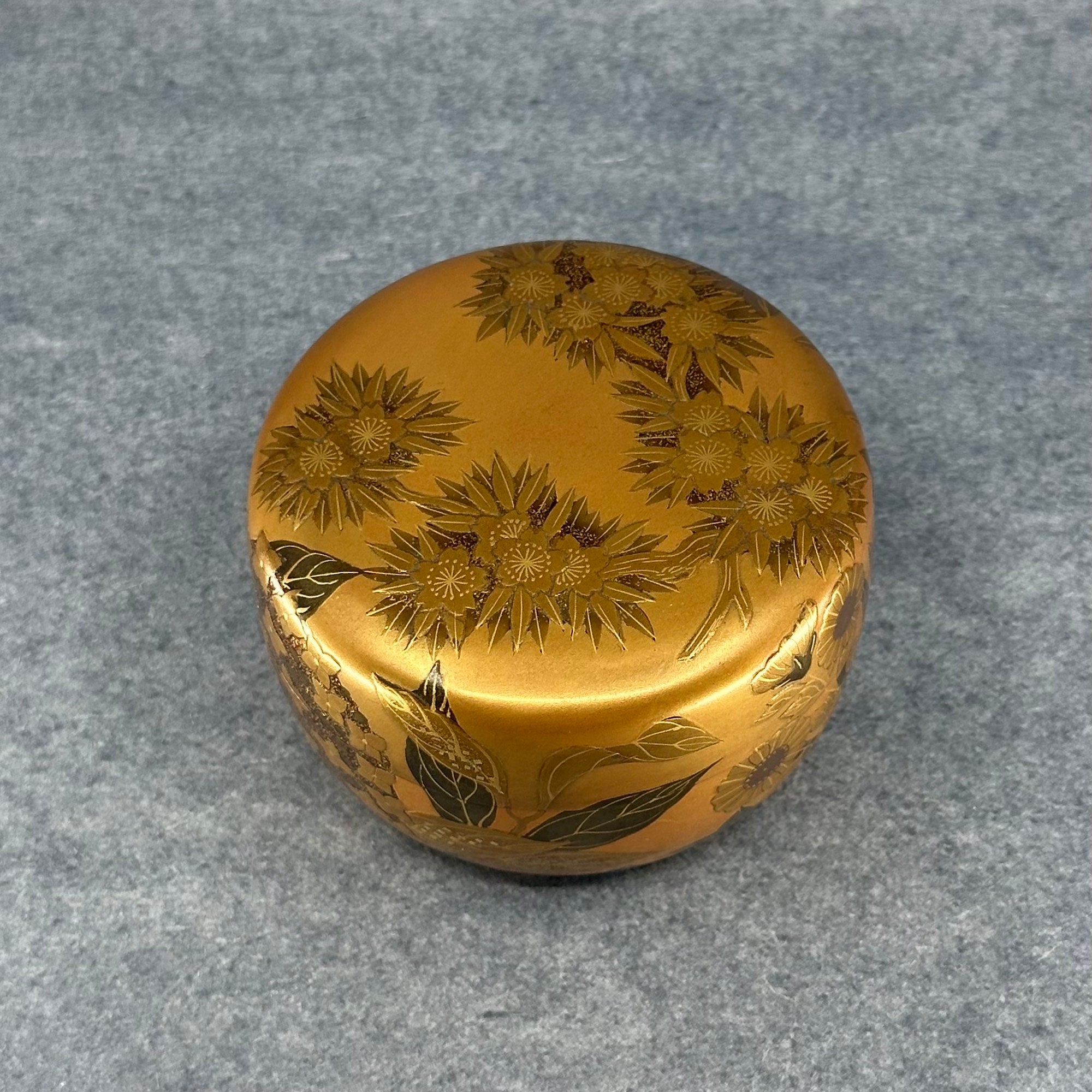 Natsume (Japanese tea caddy) in lacquer and gold, decorated with shikika (flowers of the four seasons) by Shuzan