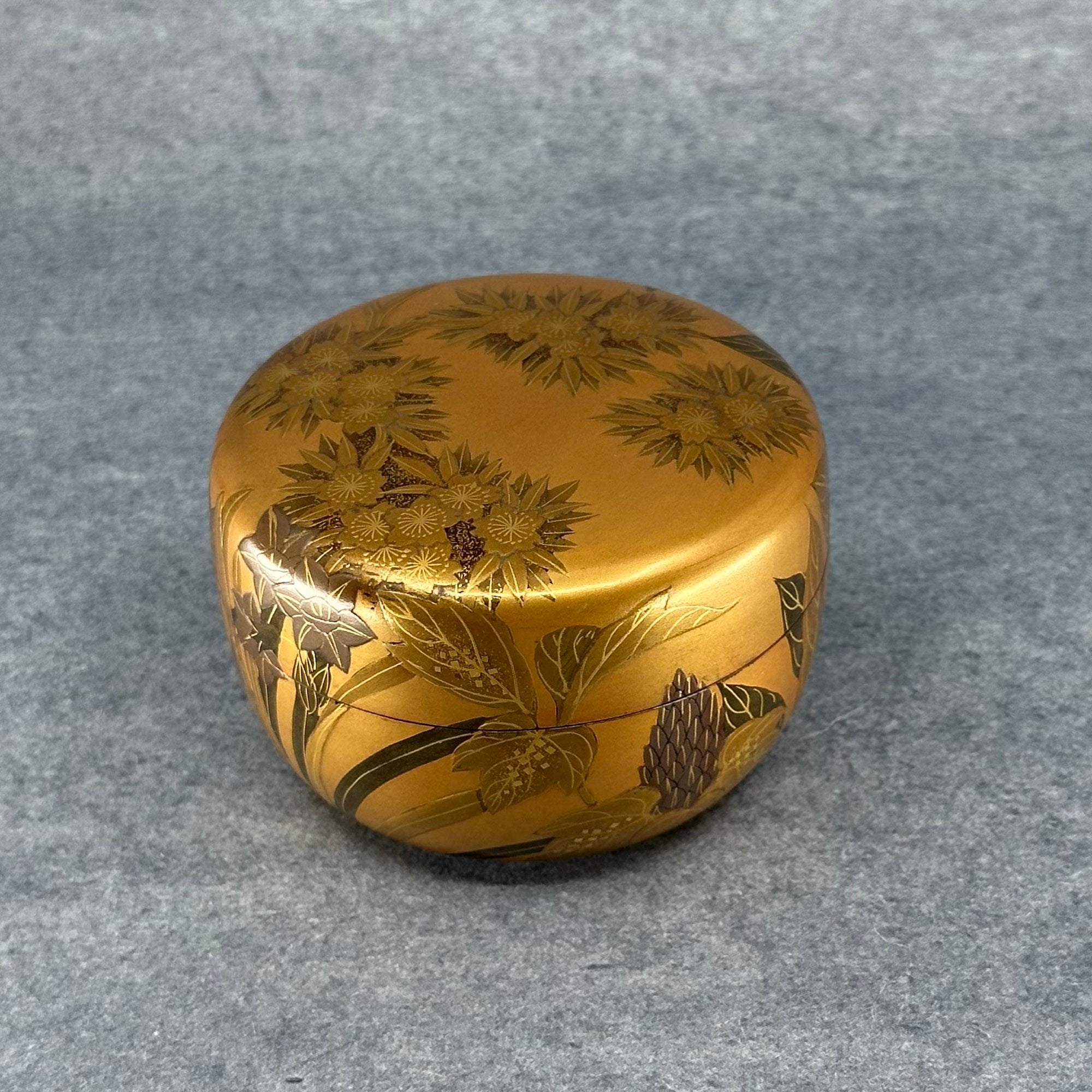 Natsume (Japanese tea caddy) in lacquer and gold, decorated with shikika (flowers of the four seasons) by Shuzan