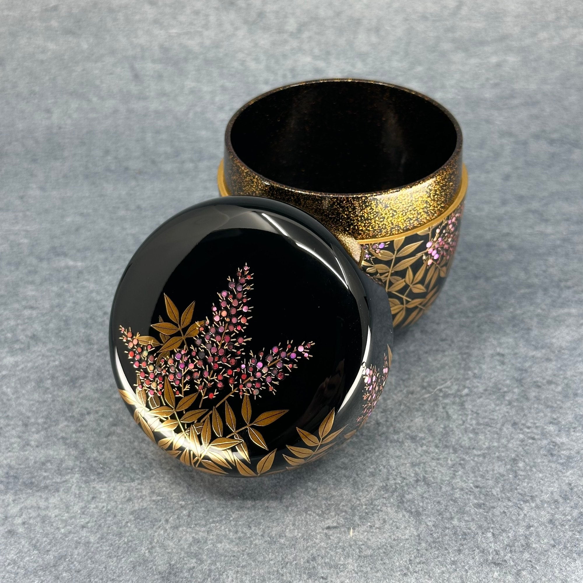 Natsume (Japanese tea caddy) in lacquer and gold, decorated with nanten (nandina) motifs by Sadaharu Higashino