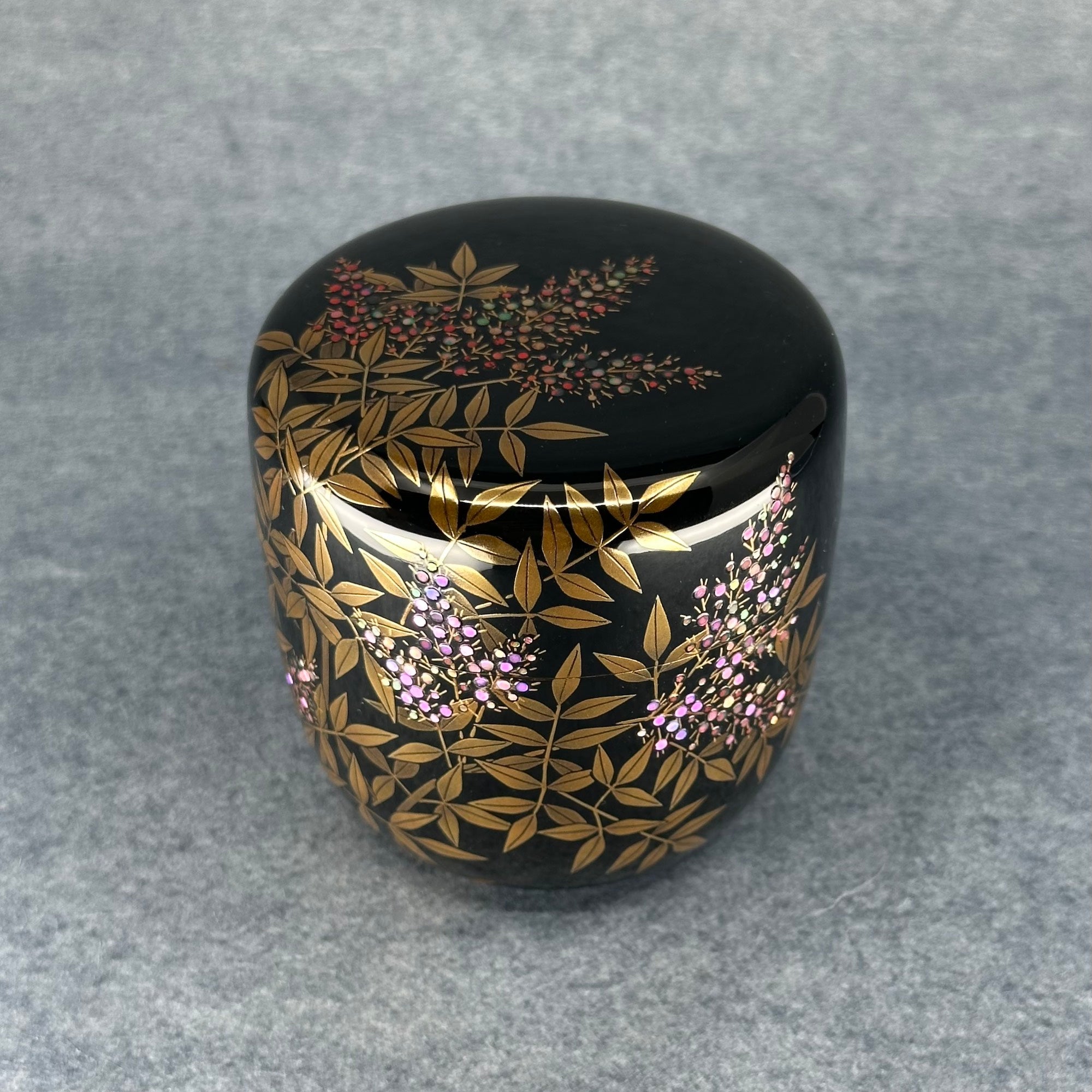 Natsume (Japanese tea caddy) in lacquer and gold, decorated with nanten (nandina) motifs by Sadaharu Higashino