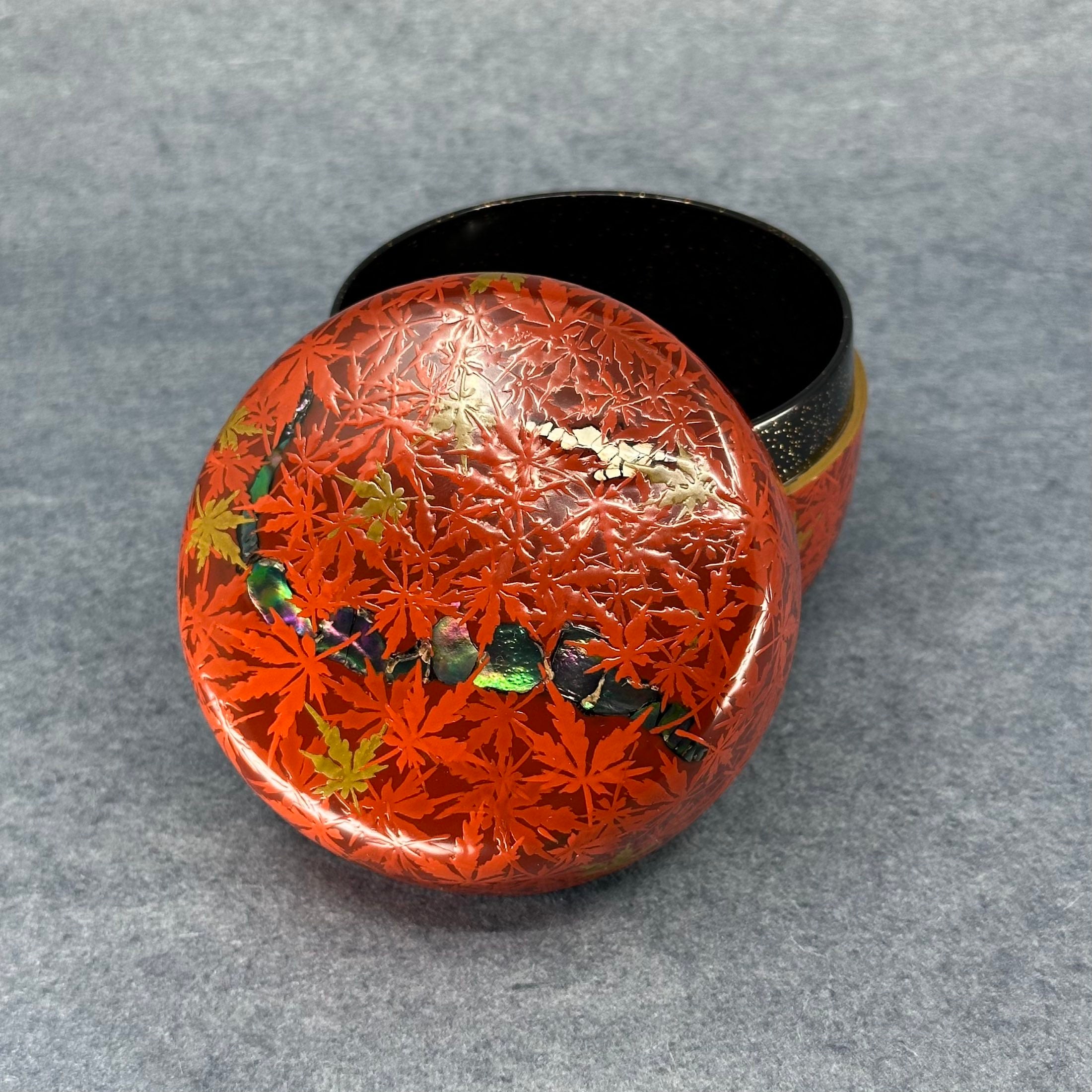 Natsume (boîte à thé japonaise) laque, or et nacre, décor Kurenai Tatsuta (érables rouges de Tatsuta) de Takada Ryusai