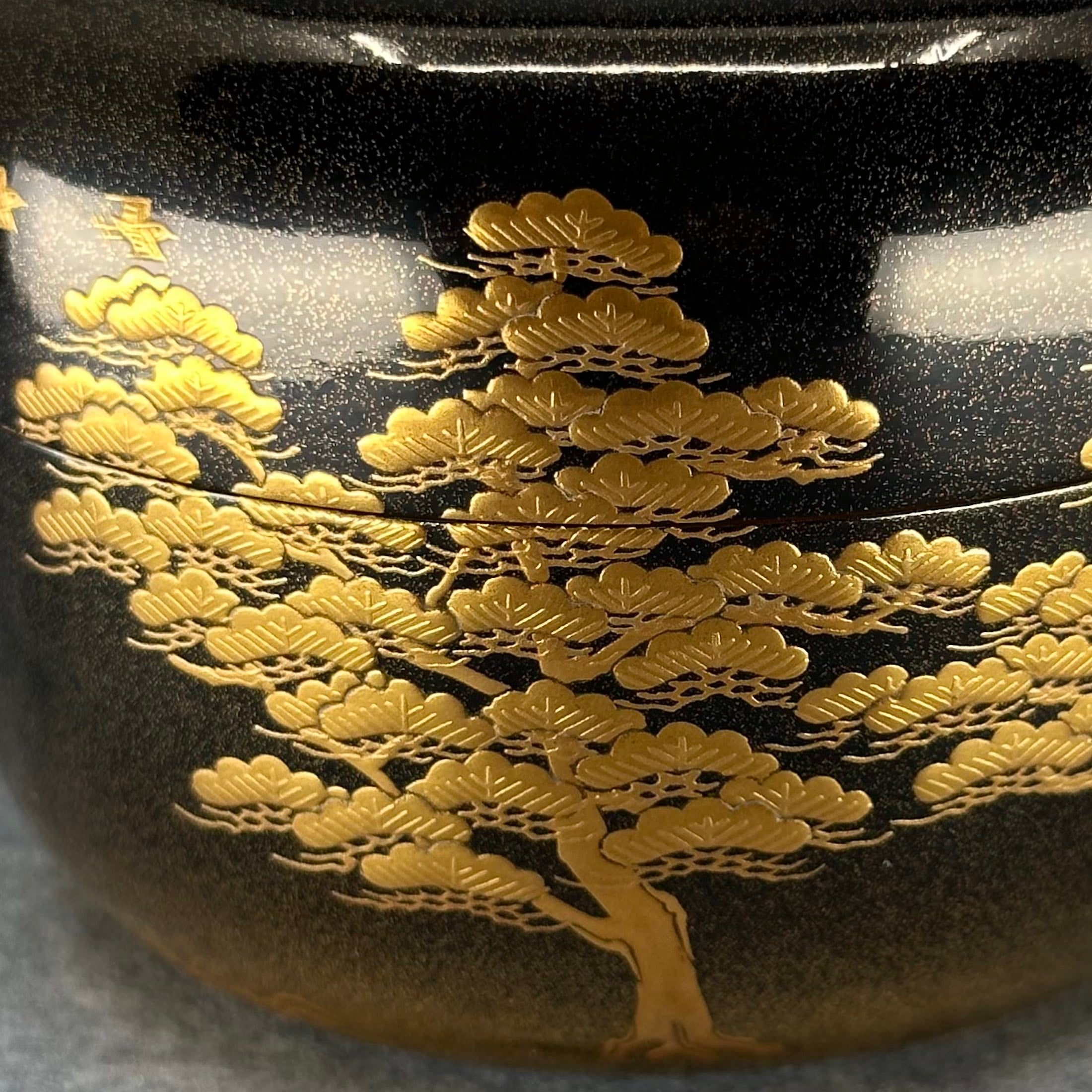gros plan decor pins matsu taka maki-e et sunago maki-e poudre d or sur natsume japonais atelier-ikiwa
