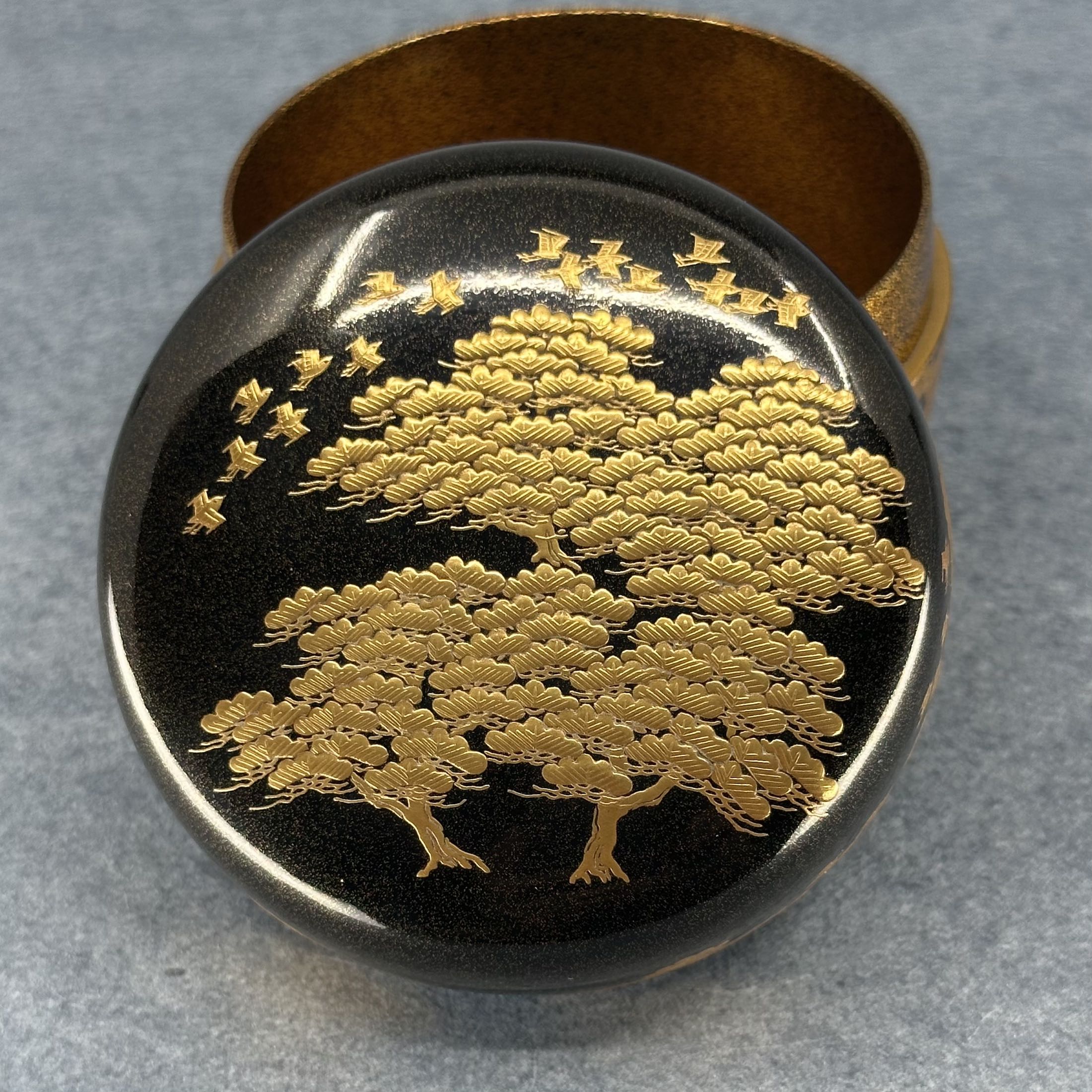 gros plan couvercle natsume japonais laque urushi sunago maki-e poudre d or atelier-ikiwa