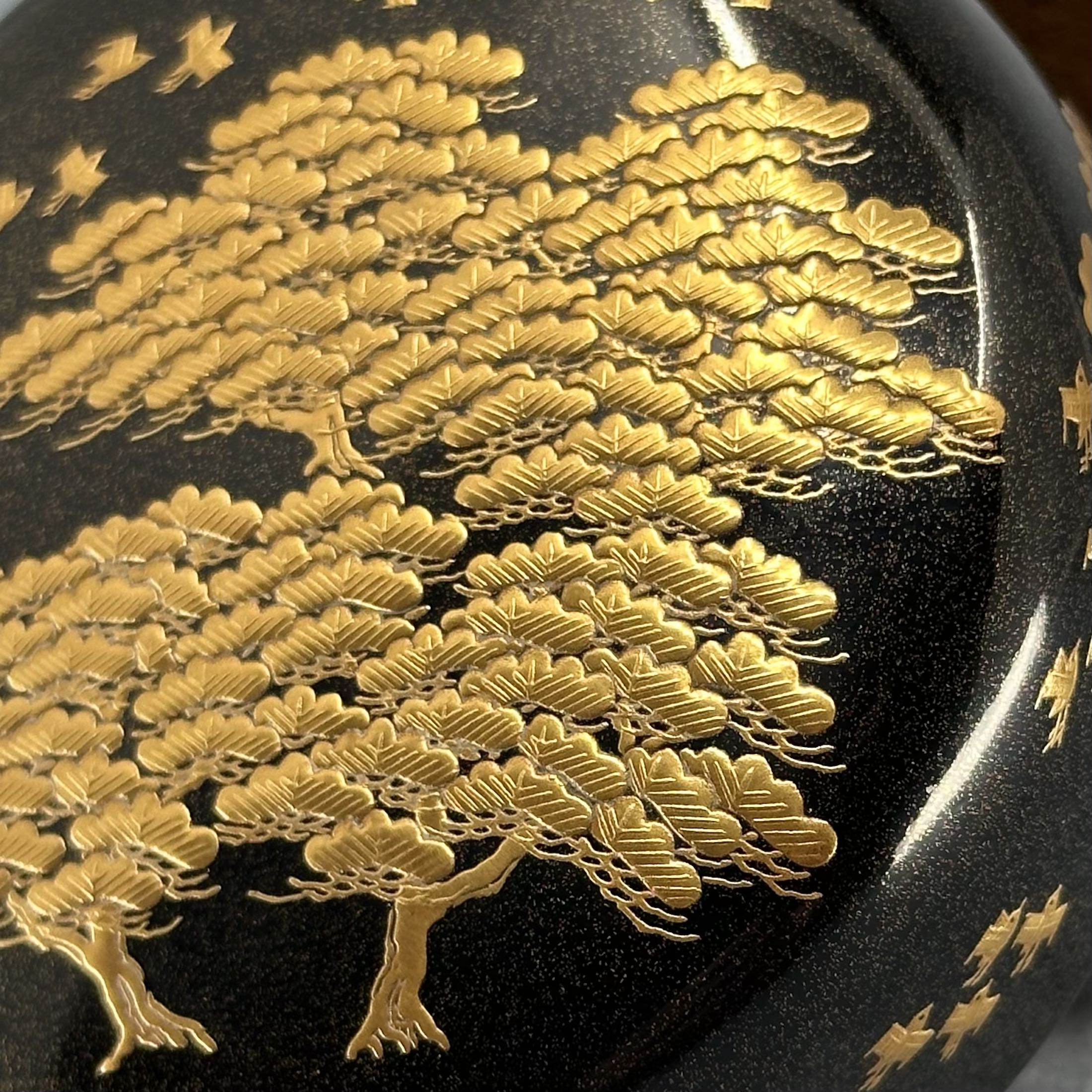 gros plan decor pins matsu sur couvercle natsume maki-e taka maki-e atelier-ikiwa