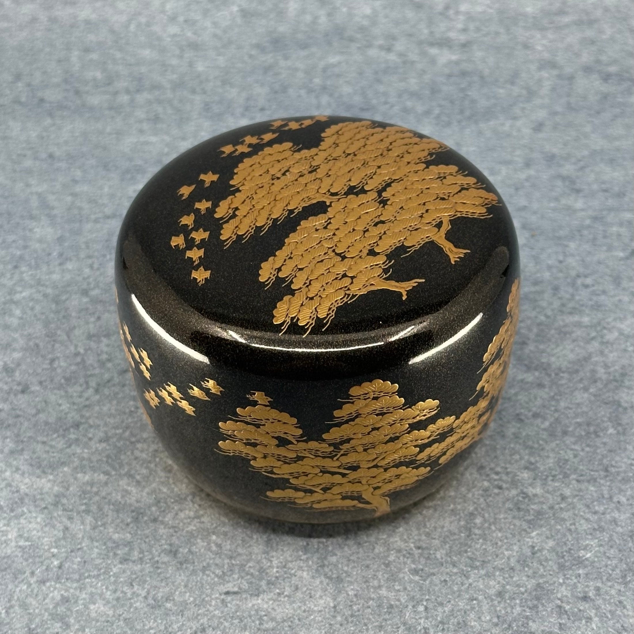 natsume laque urushi maki-e vue hauteur trois quarts decor pins chidori atelier-ikiwa