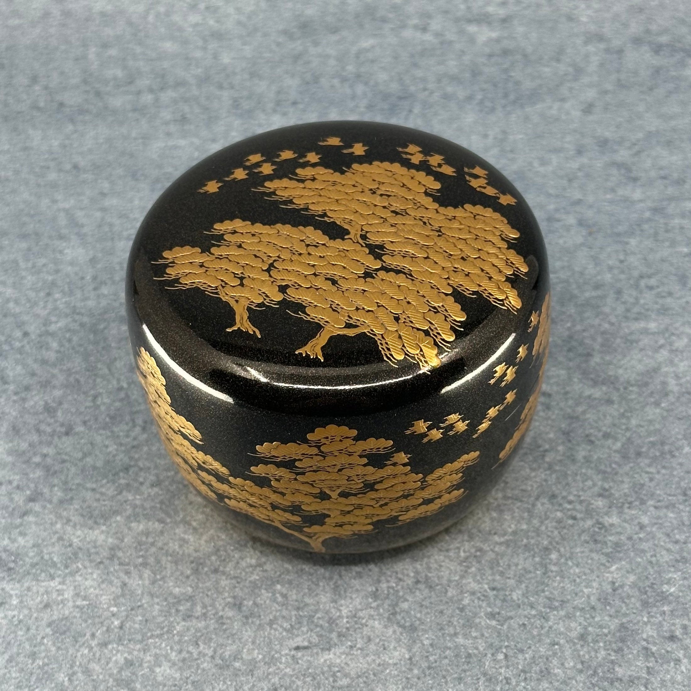 natsume laque urushi vue hauteur trois quarts decor pins matsu chidori atelier-ikiwa