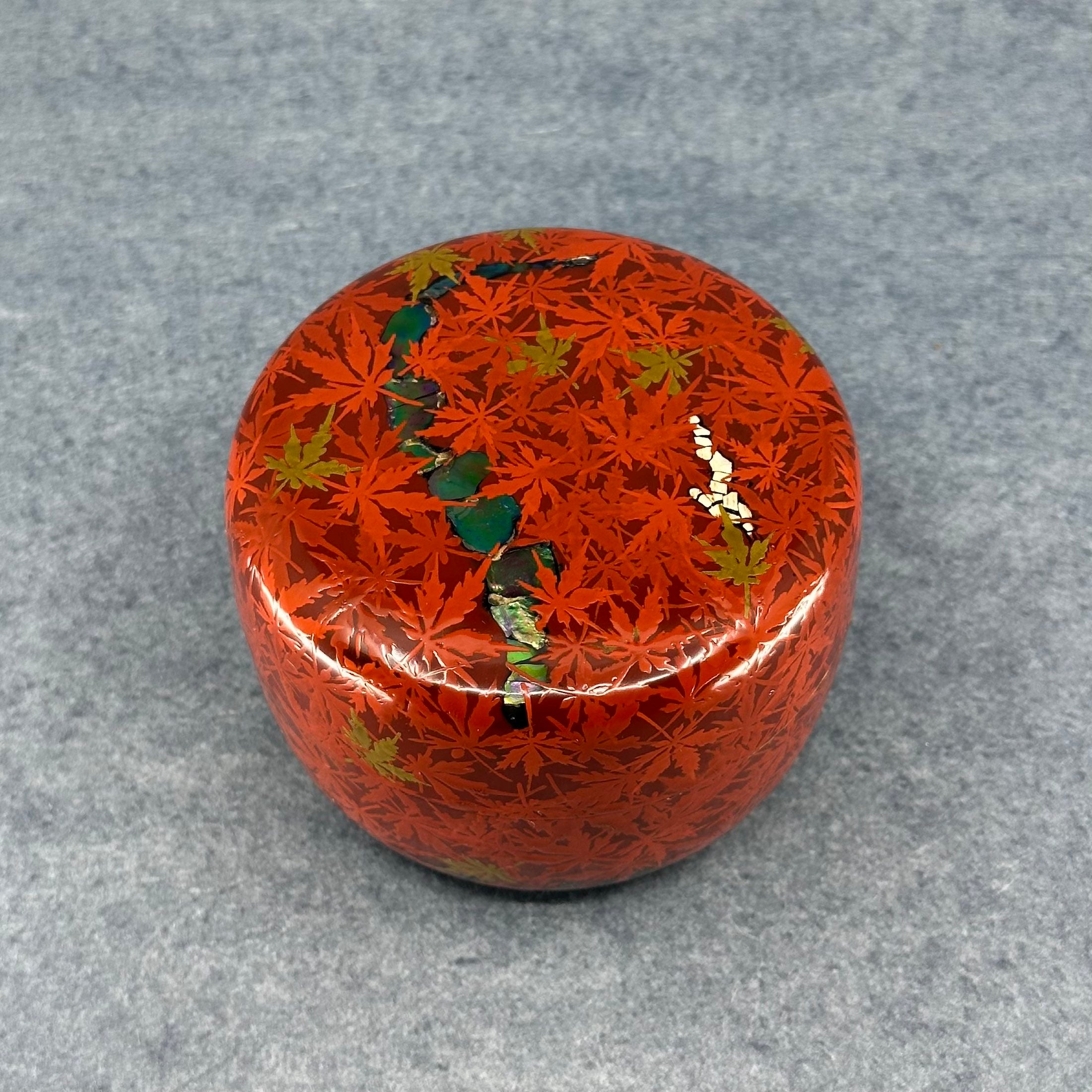 Natsume (boîte à thé japonaise) laque, or et nacre, décor Kurenai Tatsuta (érables rouges de Tatsuta) de Takada Ryusai