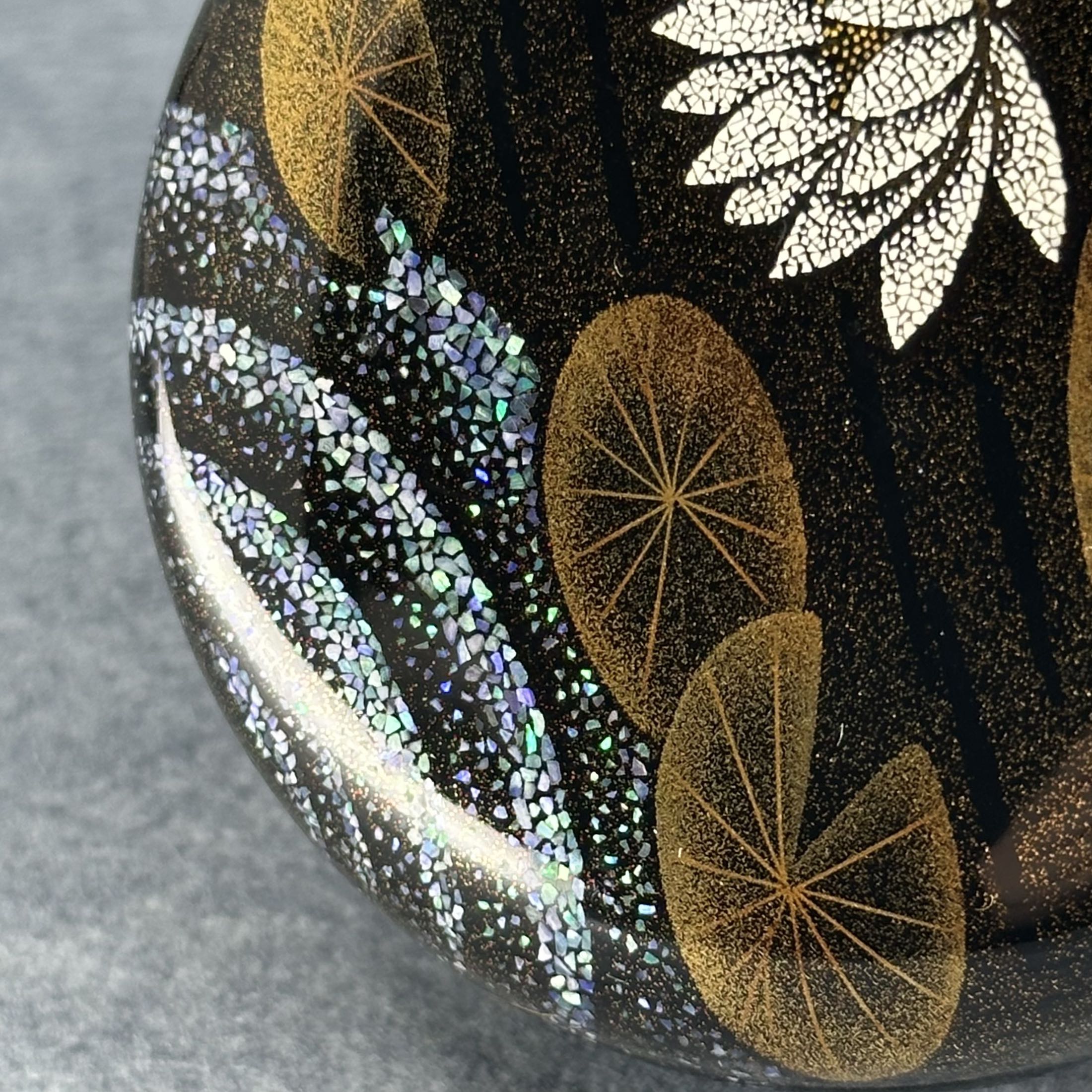 Natsume (boîte à thé japonaise) laque, or et nacre, décor suiren (nénuphars) de Jōtarō Gotō