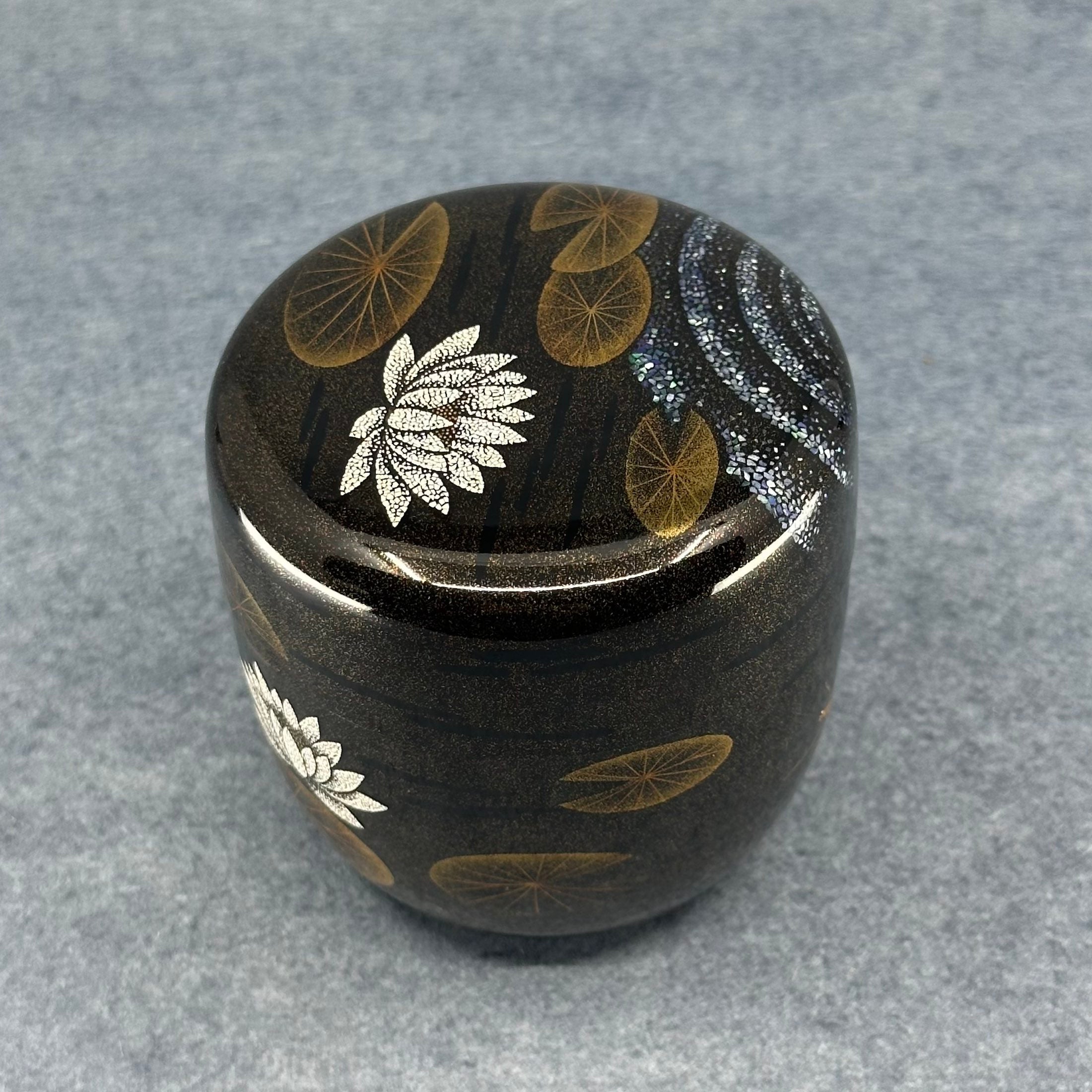 Natsume (boîte à thé japonaise) laque, or et nacre, décor suiren (nénuphars) de Jōtarō Gotō