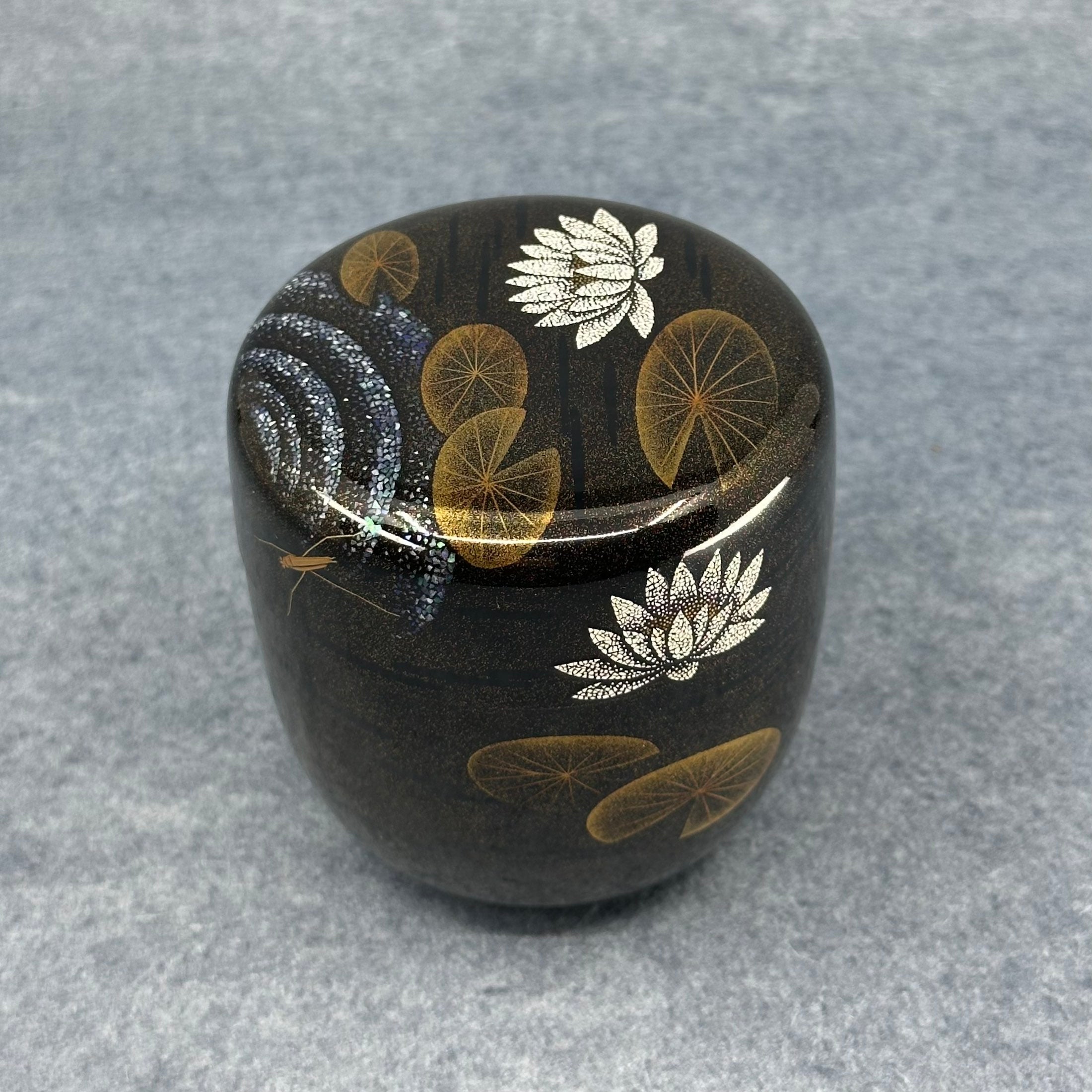 Natsume (boîte à thé japonaise) laque, or et nacre, décor suiren (nénuphars) de Jōtarō Gotō