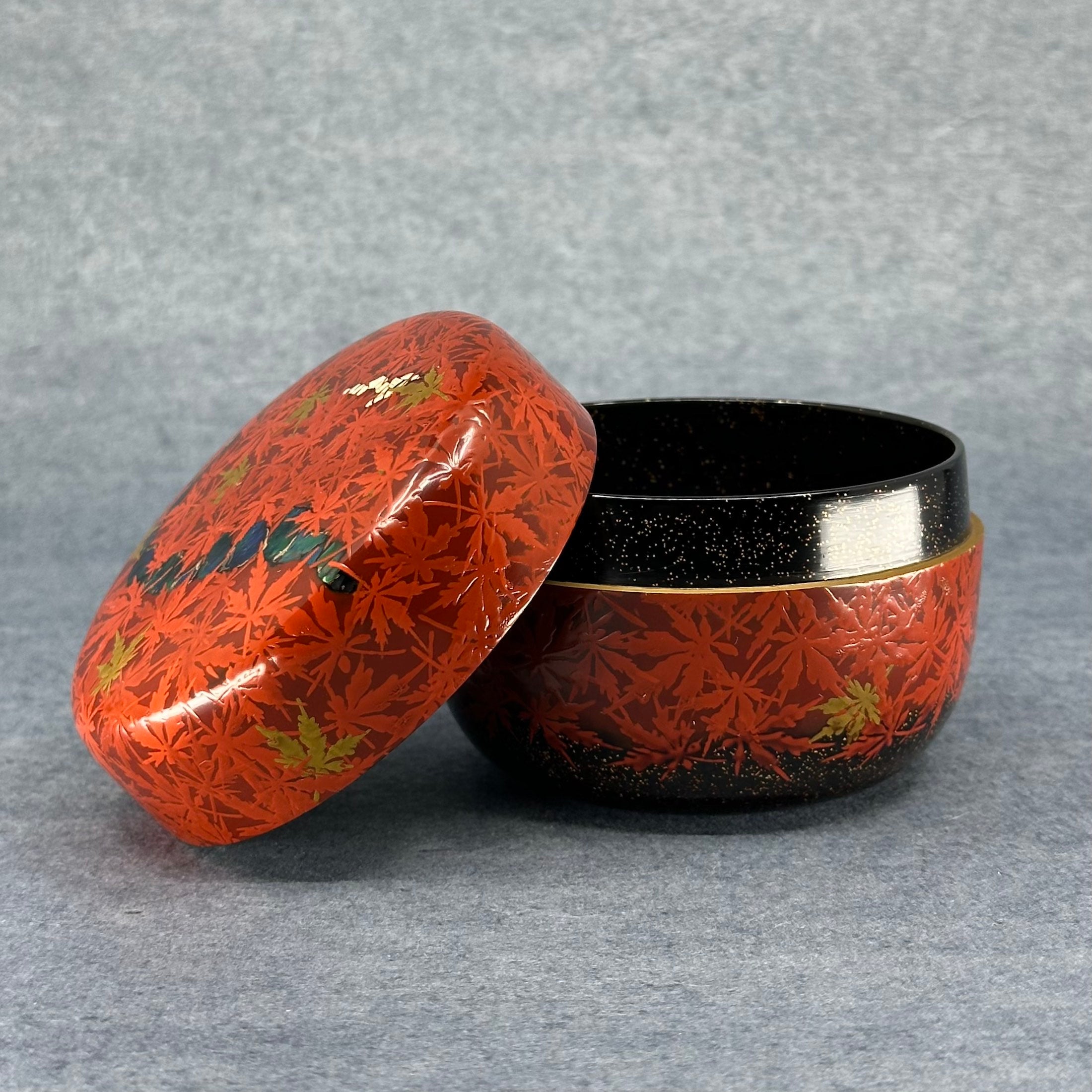 Natsume (boîte à thé japonaise) laque, or et nacre, décor Kurenai Tatsuta (érables rouges de Tatsuta) de Takada Ryusai