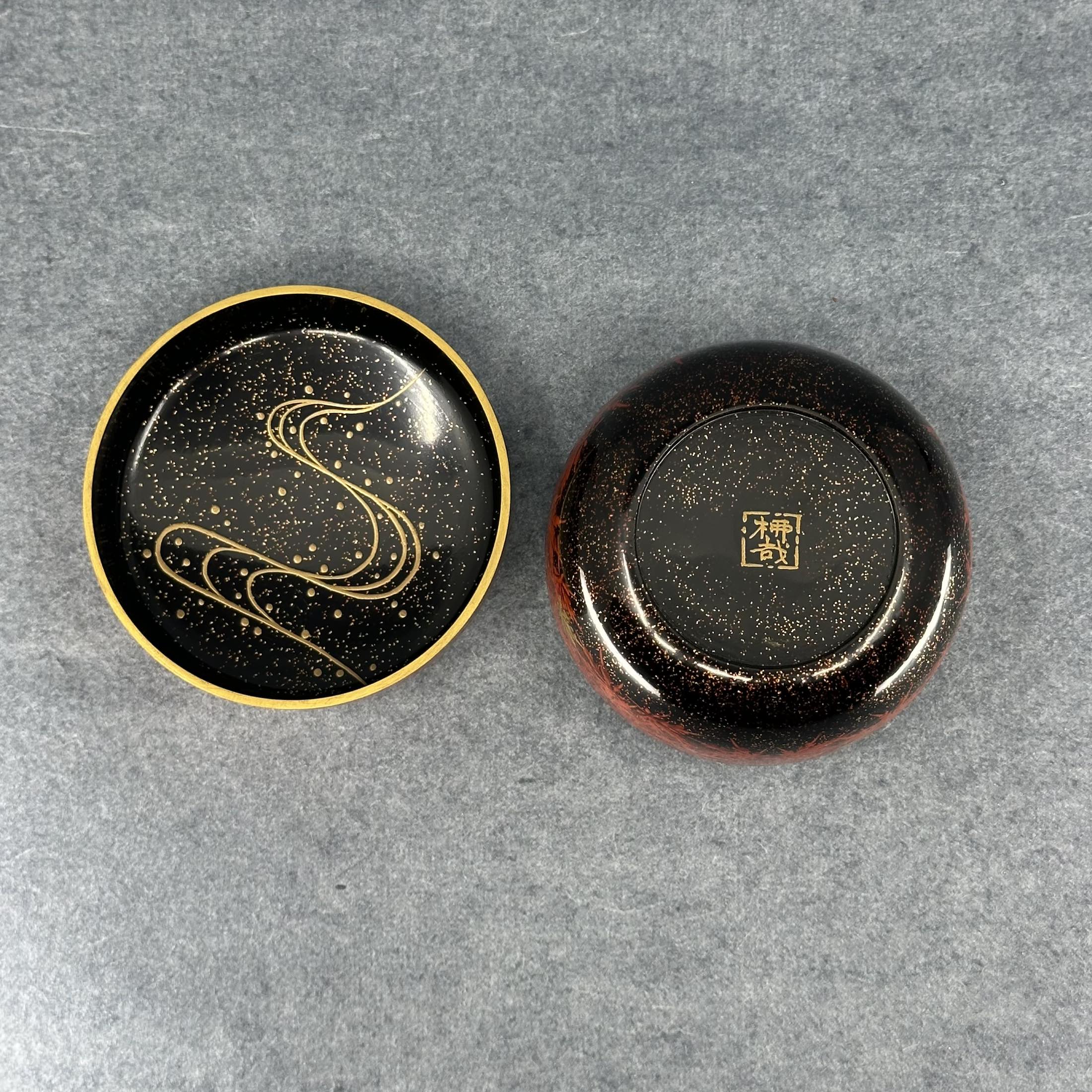 Natsume (boîte à thé japonaise) laque, or et nacre, décor Kurenai Tatsuta (érables rouges de Tatsuta) de Takada Ryusai