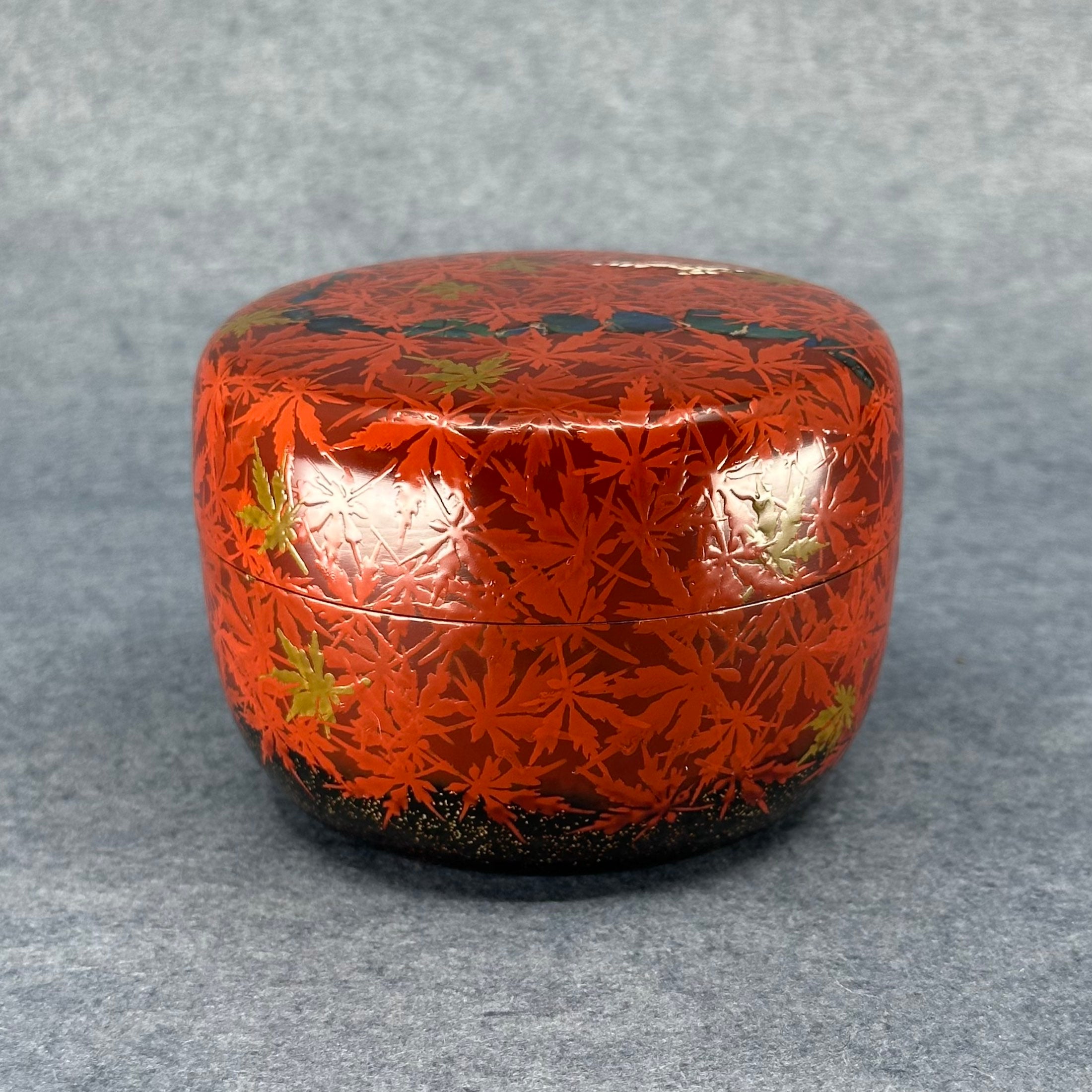 Natsume (boîte à thé japonaise) laque, or et nacre, décor Kurenai Tatsuta (érables rouges de Tatsuta) de Takada Ryusai