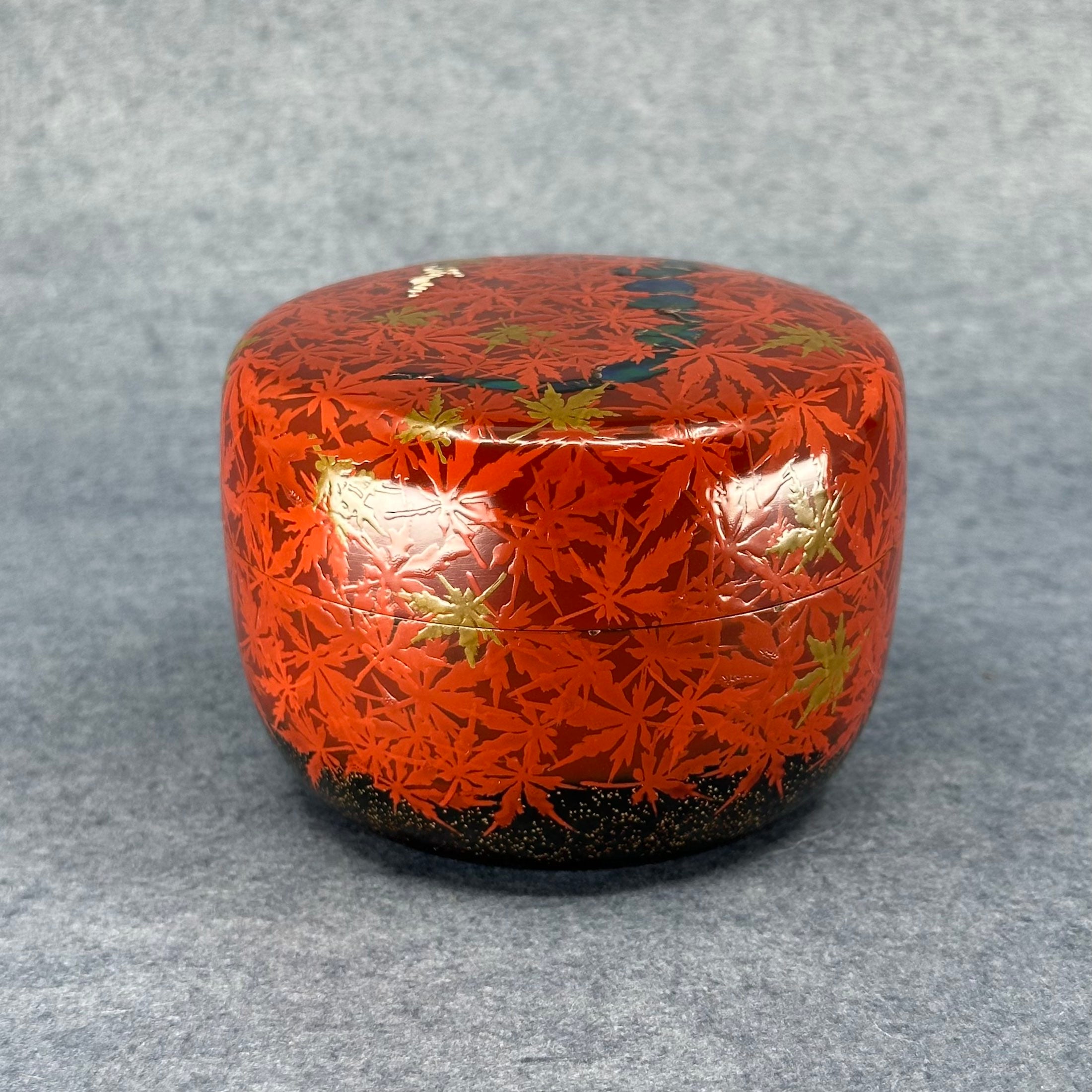 Natsume (boîte à thé japonaise) laque, or et nacre, décor Kurenai Tatsuta (érables rouges de Tatsuta) de Takada Ryusai