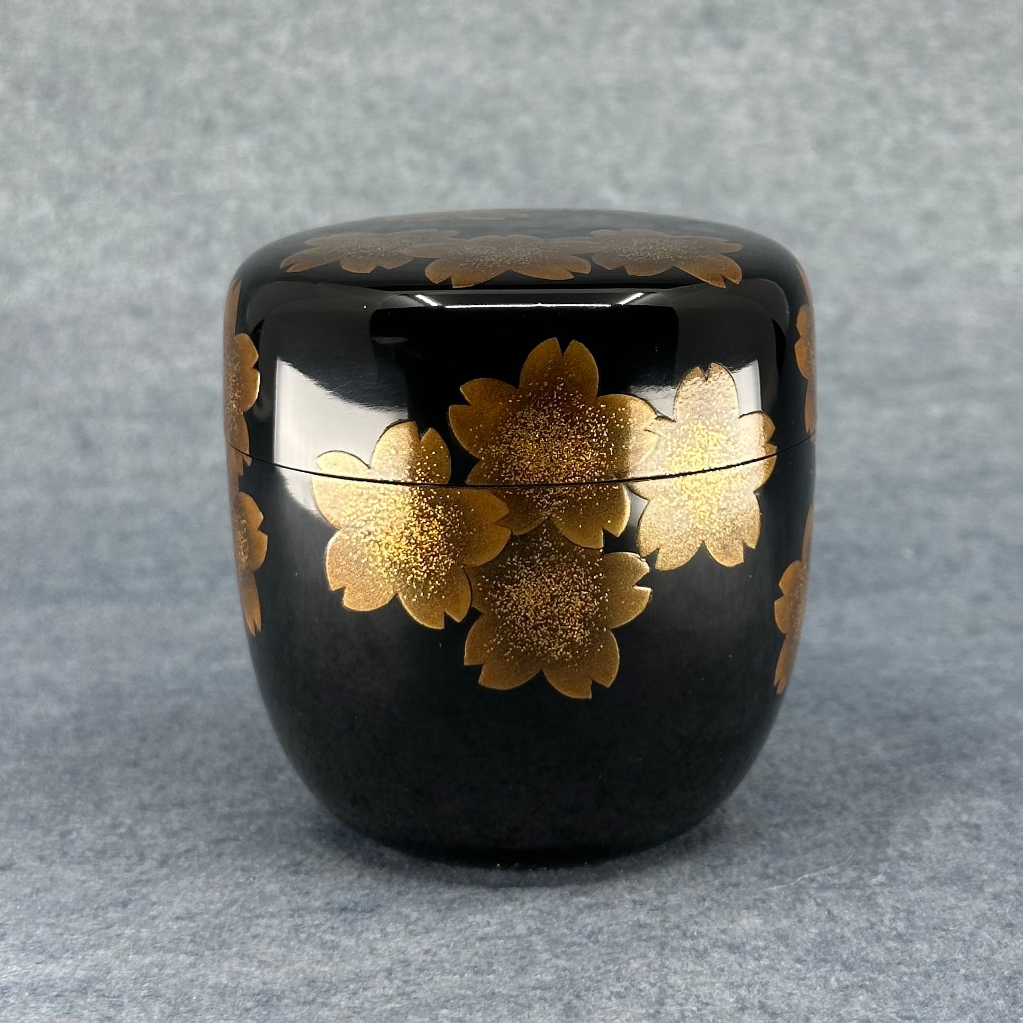 Natsume (Japanese tea caddy) lacquered and gilded, cherry blossom decoration by Mineharu Kawakami