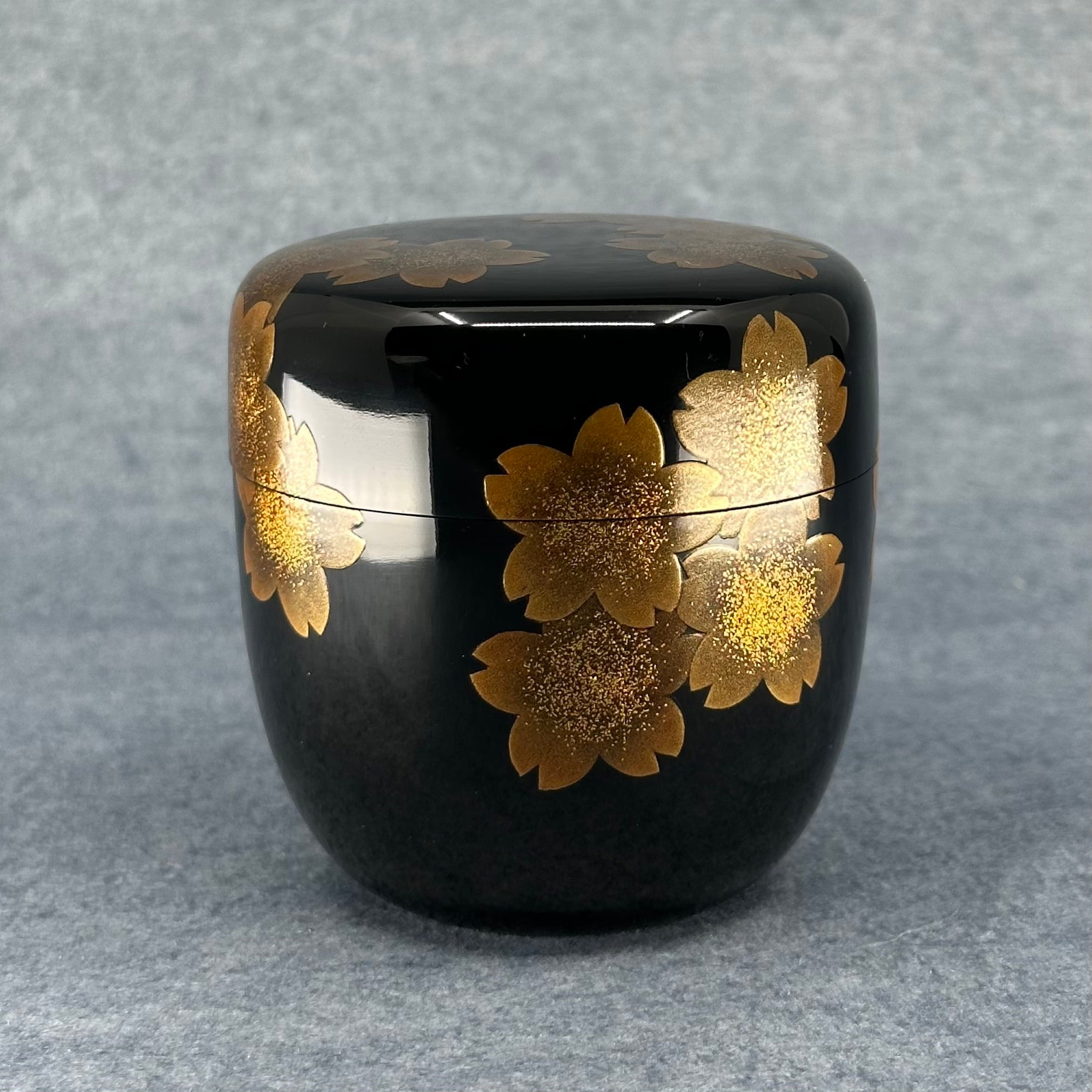 Natsume (Japanese tea caddy) lacquered and gilded, cherry blossom decoration by Mineharu Kawakami