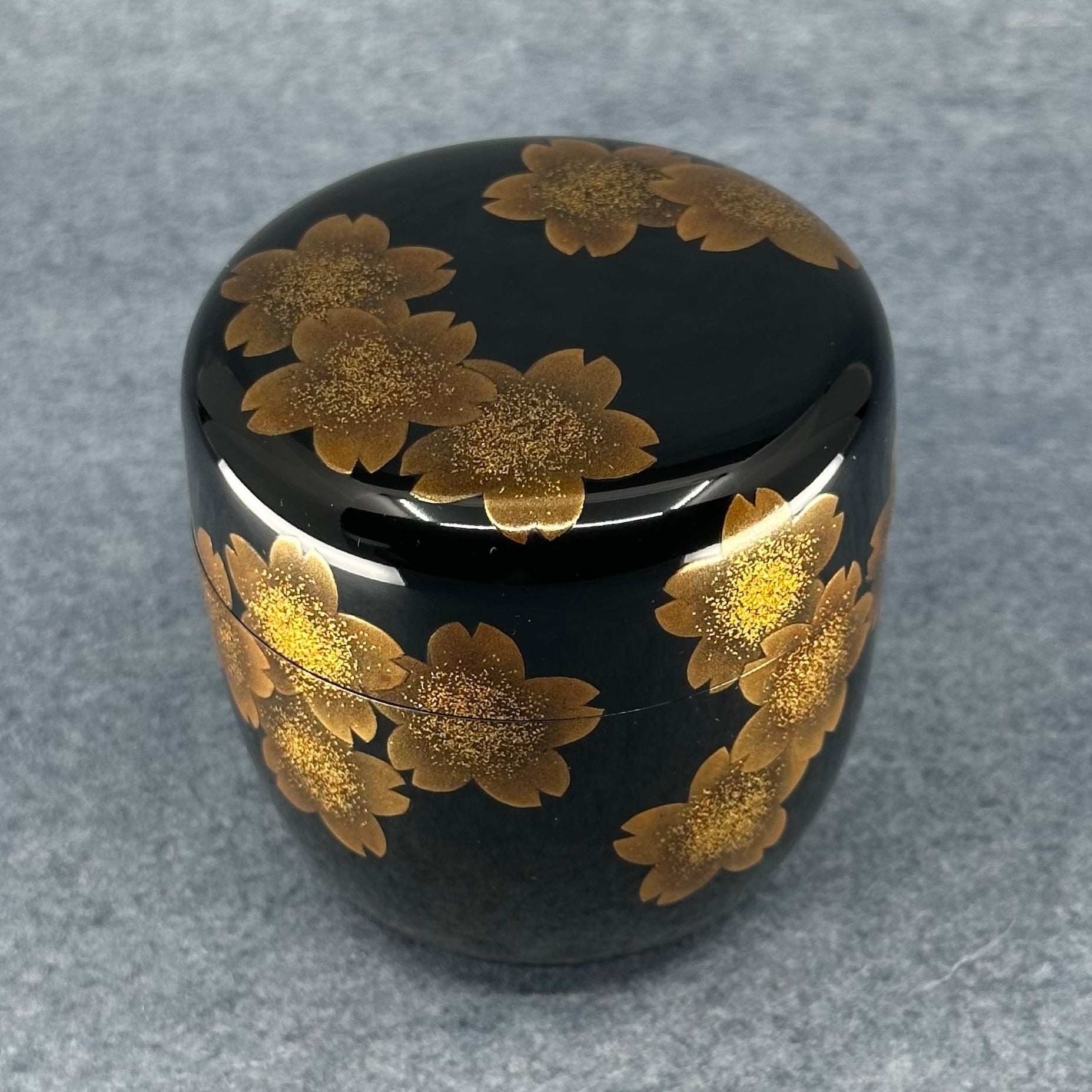 Natsume (Japanese tea caddy) lacquered and gilded, cherry blossom decoration by Mineharu Kawakami