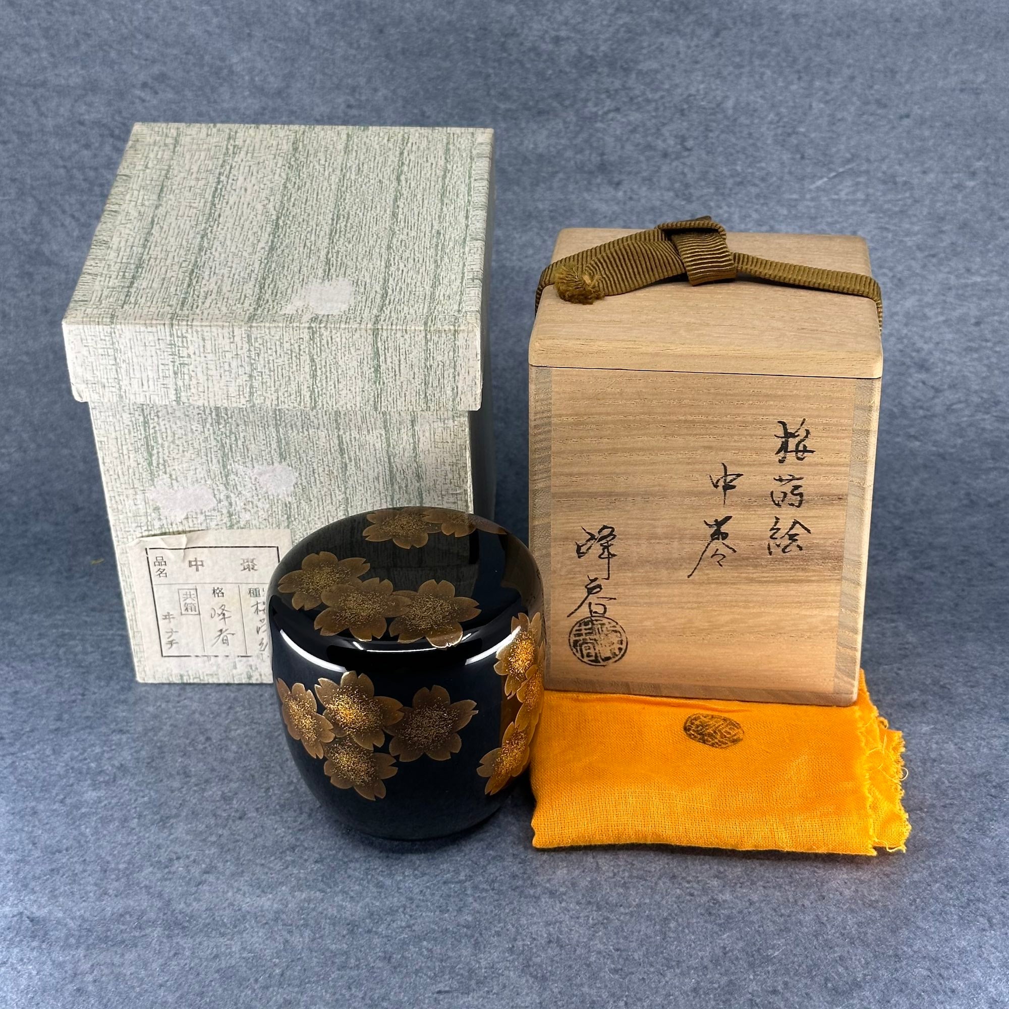Natsume (Japanese tea caddy) lacquered and gilded, cherry blossom decoration by Mineharu Kawakami