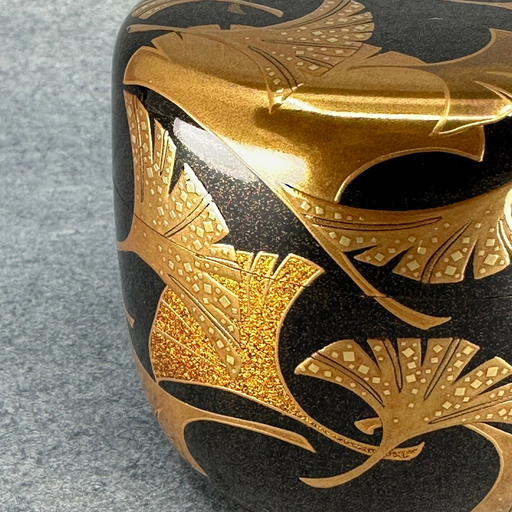 Natsume (boîte à thé japonaise) laque et or, décor feuilles de ginkgo de Ooshita Hiroyuki