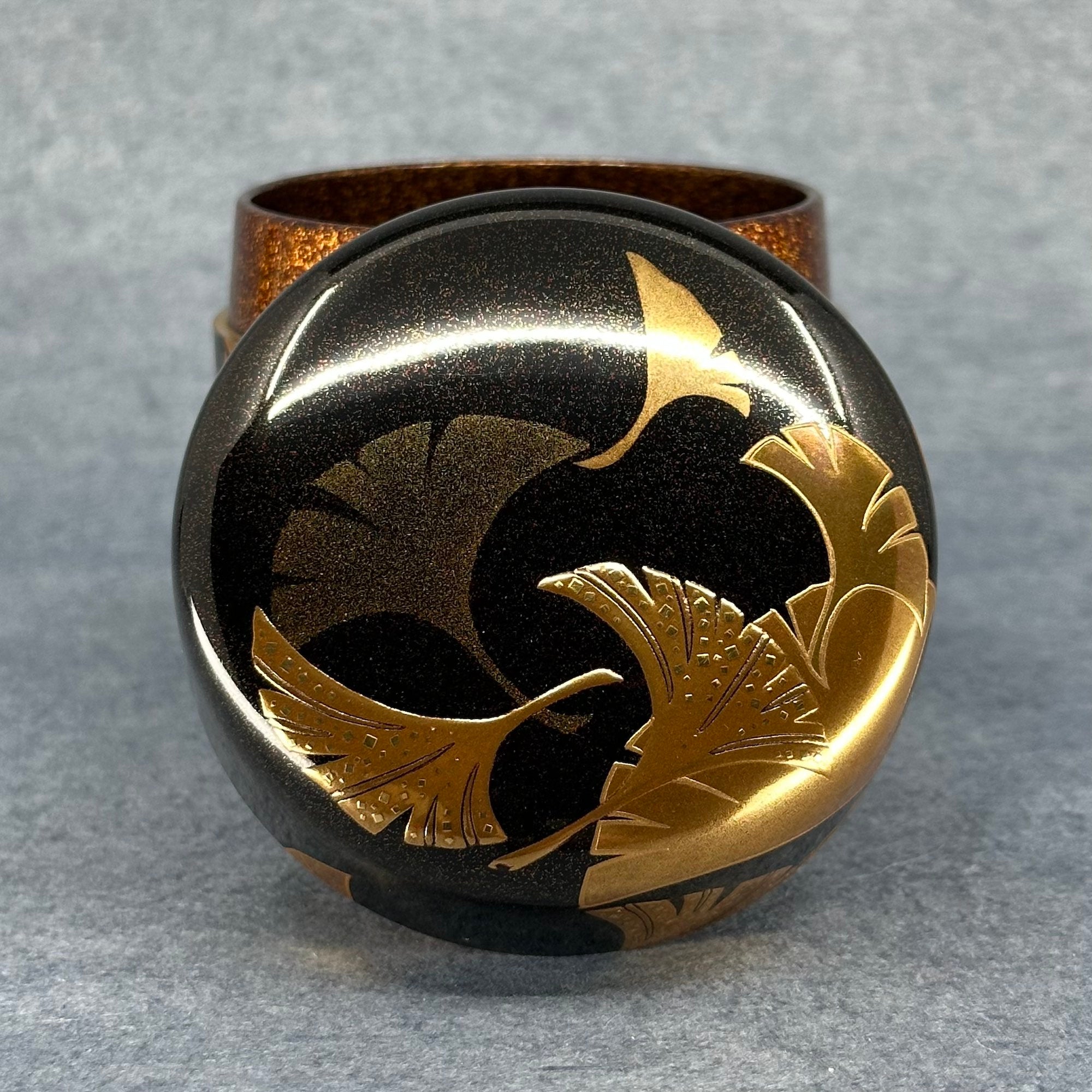 Natsume (boîte à thé japonaise) laque et or, décor feuilles de ginkgo de Ooshita Hiroyuki