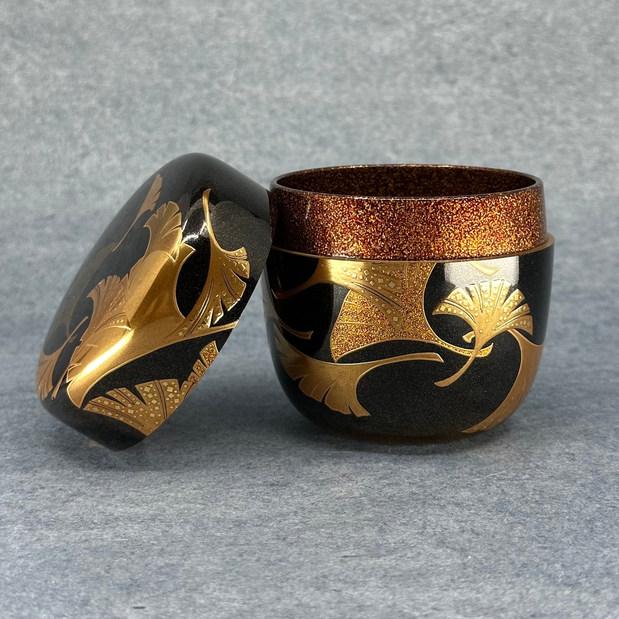 Natsume (boîte à thé japonaise) laque et or, décor feuilles de ginkgo de Ooshita Hiroyuki