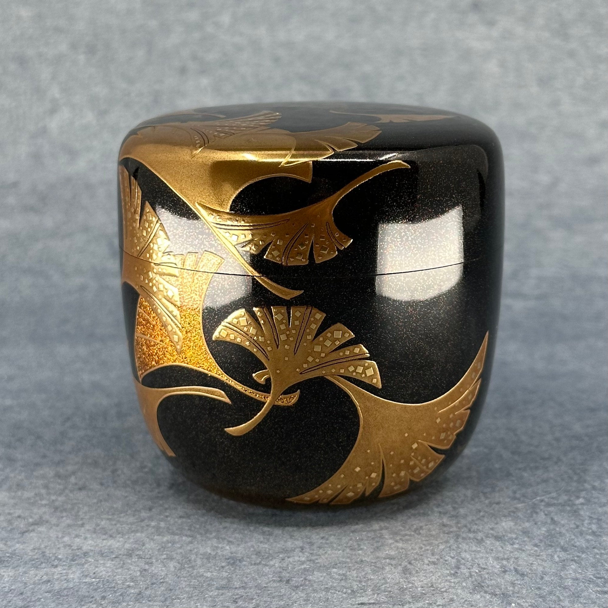 Natsume (boîte à thé japonaise) laque et or, décor feuilles de ginkgo de Ooshita Hiroyuki