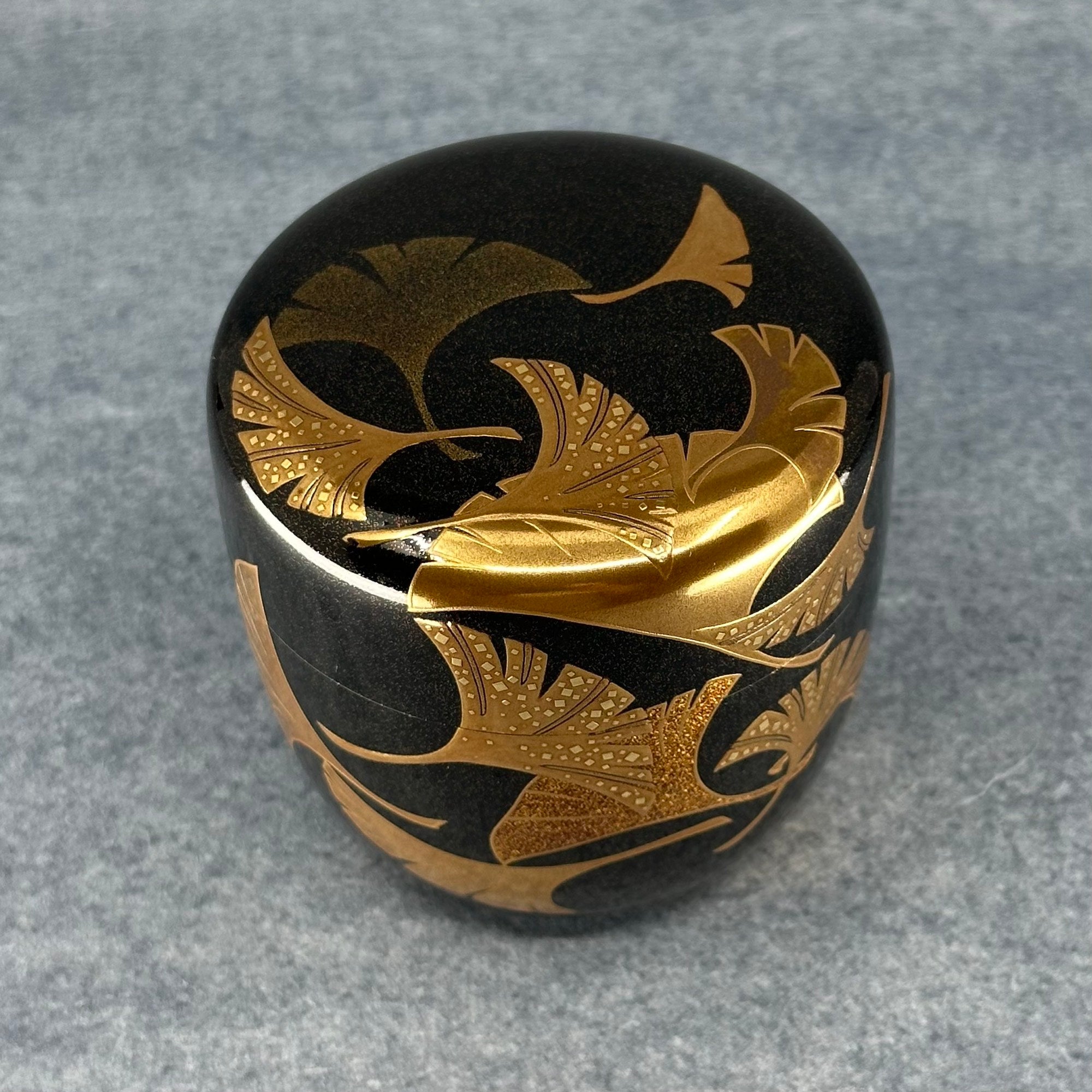 Natsume (boîte à thé japonaise) laque et or, décor feuilles de ginkgo de Ooshita Hiroyuki