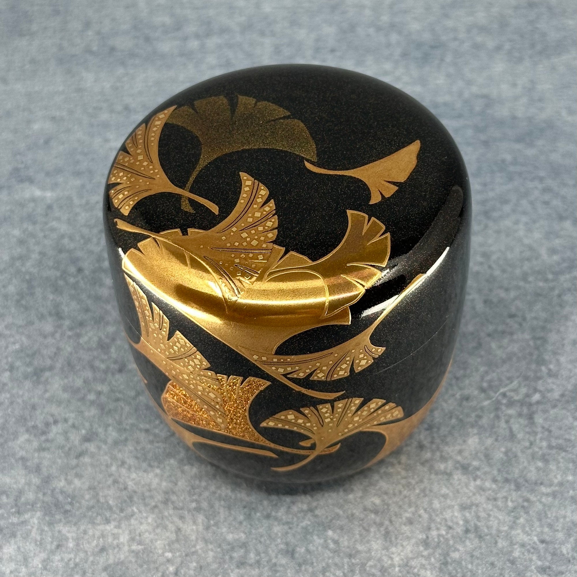 Natsume (boîte à thé japonaise) laque et or, décor feuilles de ginkgo de Ooshita Hiroyuki
