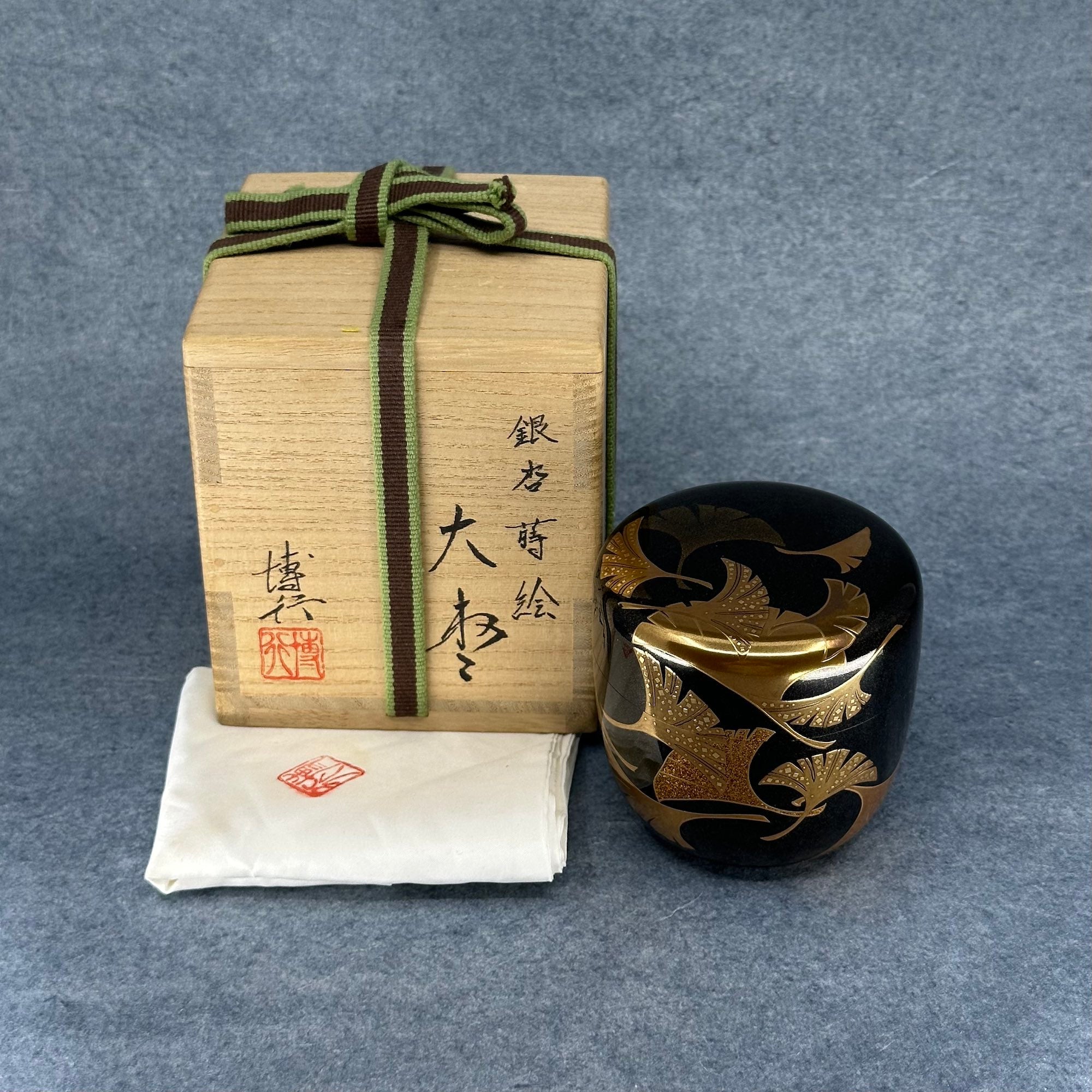 Natsume (boîte à thé japonaise) laque et or, décor feuilles de ginkgo de Ooshita Hiroyuki