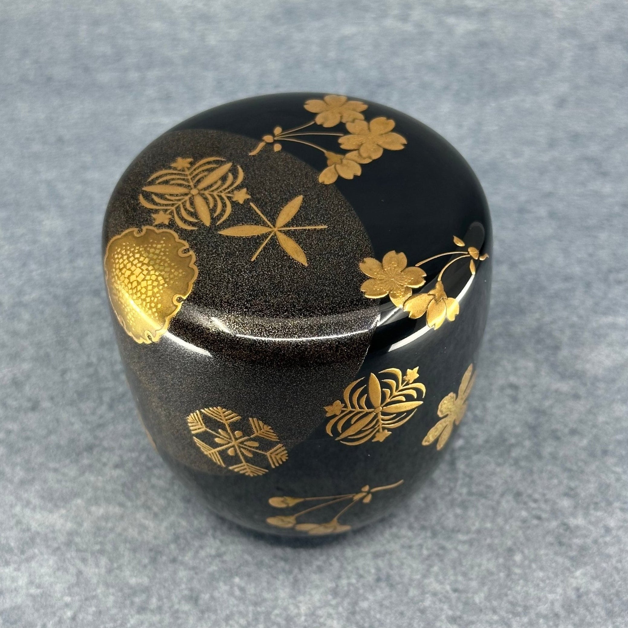 Natsume (Japanese tea caddy) in lacquer and gold, decorated with Setsugekka (snow, moon, cherry blossom) by Ippyōsai