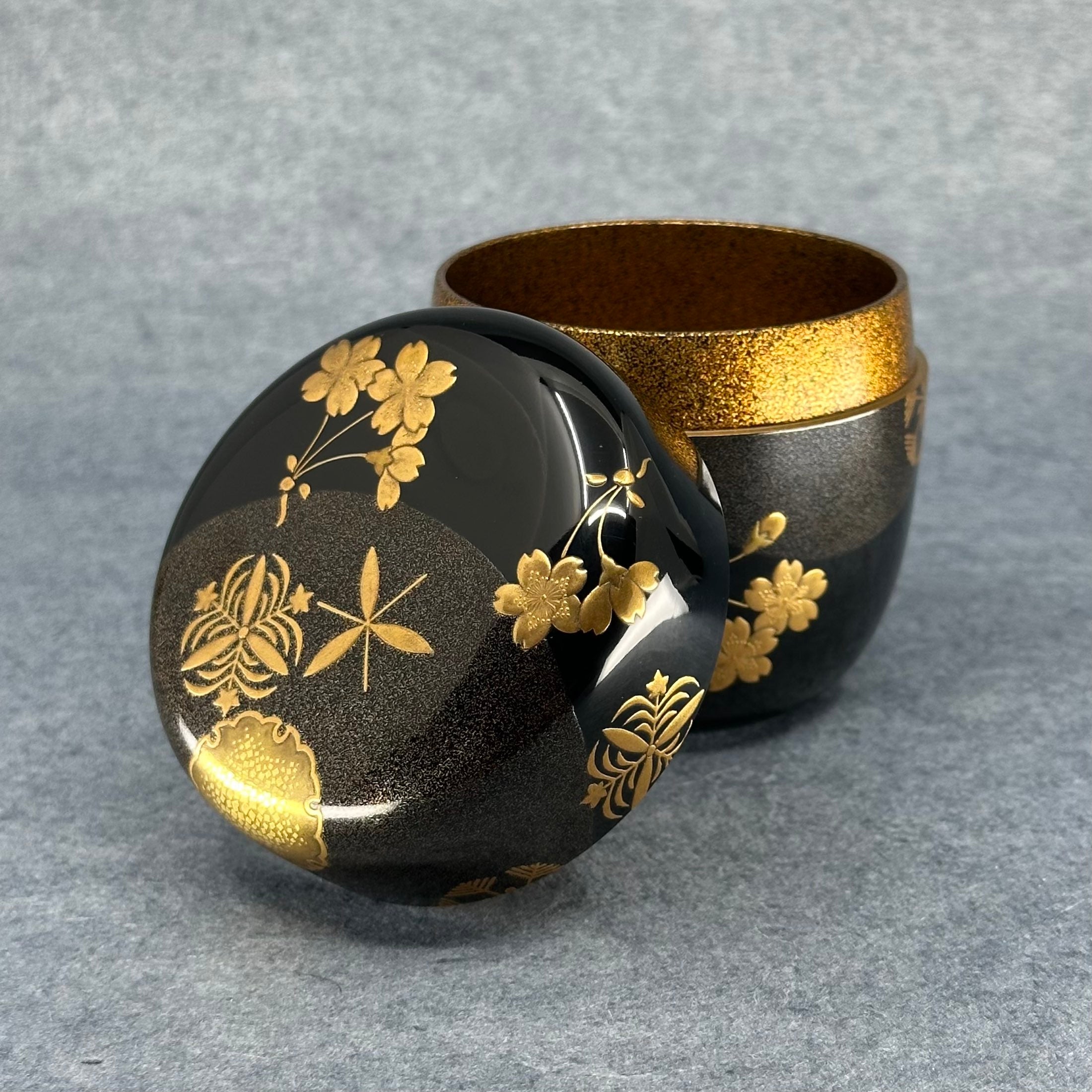 Natsume (Japanese tea caddy) in lacquer and gold, decorated with Setsugekka (snow, moon, cherry blossom) by Ippyōsai