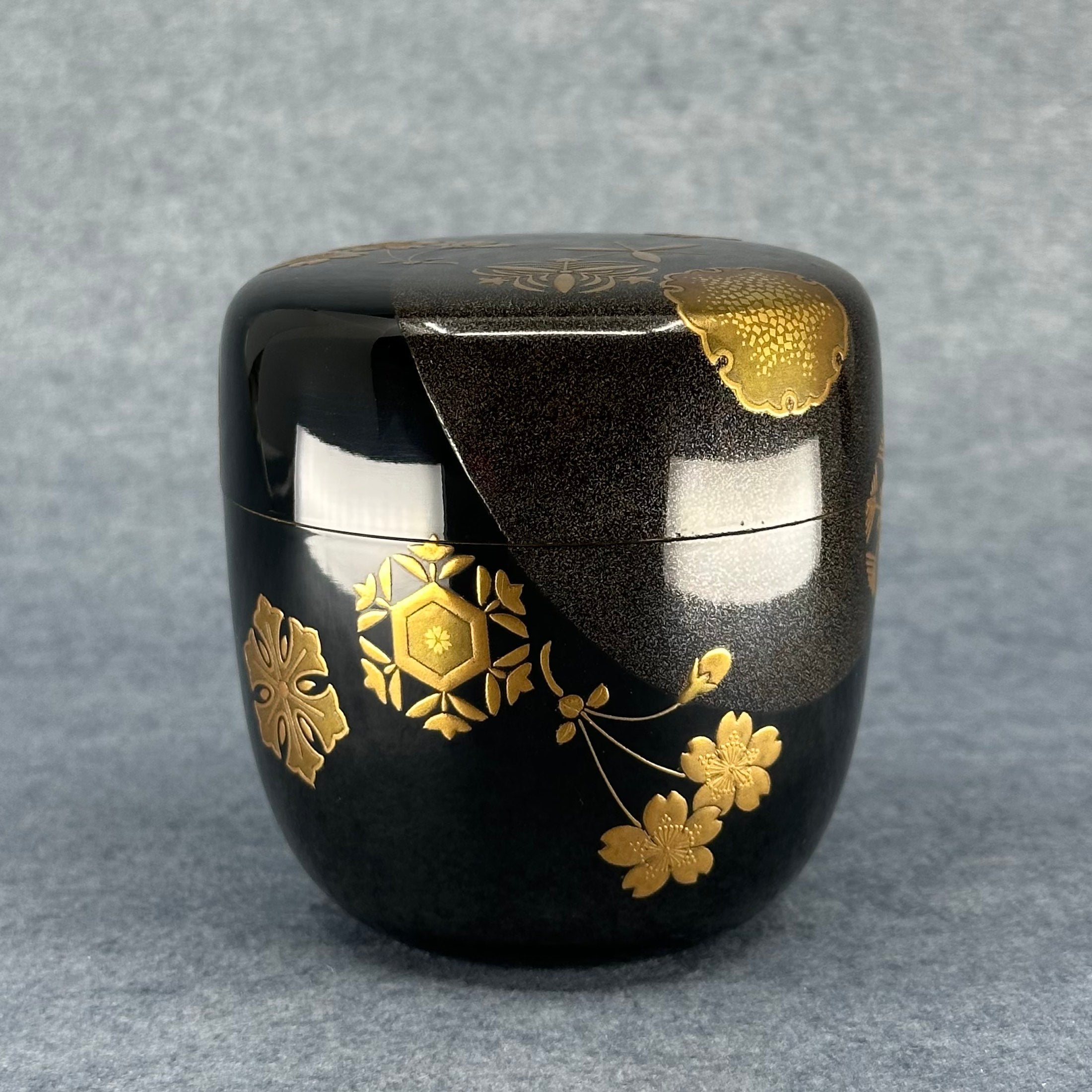 Natsume (Japanese tea caddy) in lacquer and gold, decorated with Setsugekka (snow, moon, cherry blossom) by Ippyōsai