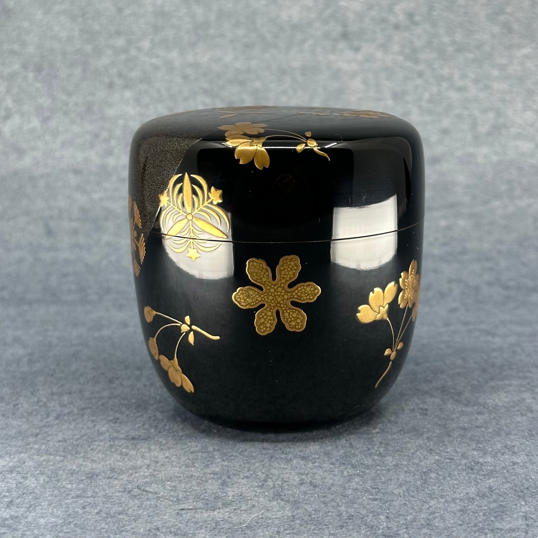 Natsume (Japanese tea caddy) in lacquer and gold, decorated with Setsugekka (snow, moon, cherry blossom) by Ippyōsai