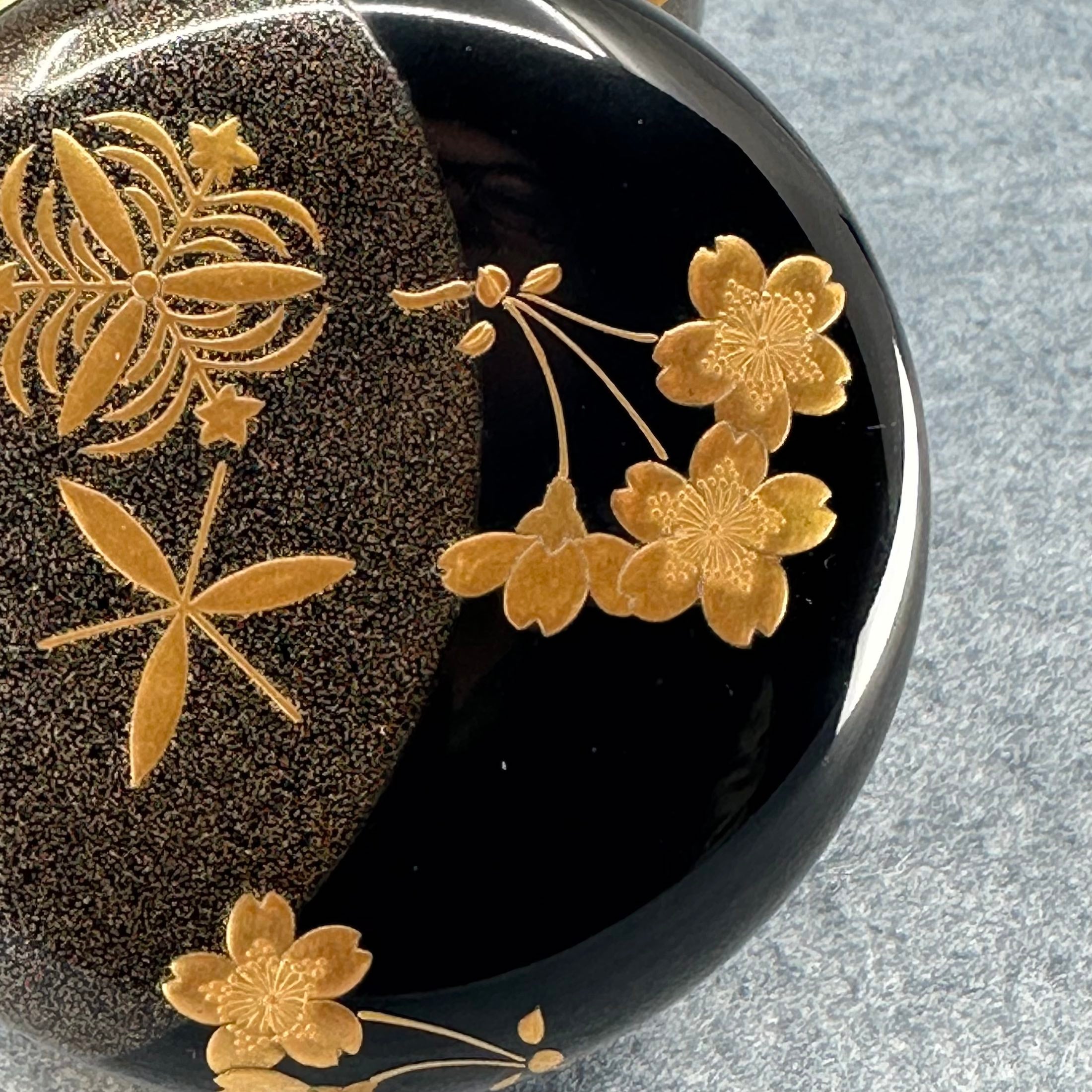 Natsume (Japanese tea caddy) in lacquer and gold, decorated with Setsugekka (snow, moon, cherry blossom) by Ippyōsai